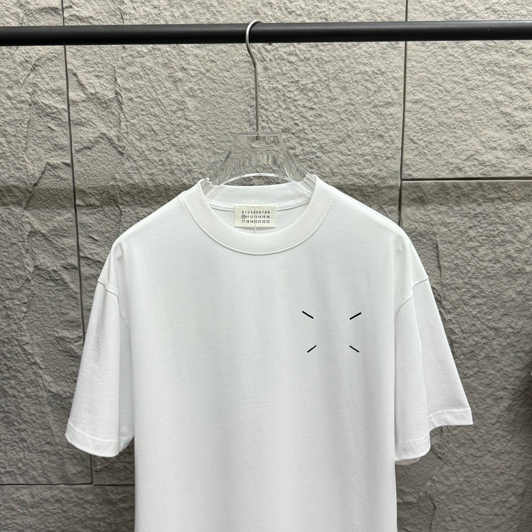 MM6 Maison Margiela 2025 primavera/verano nueva colección, camiseta de manga corta con bordado clásico en el pecho y es…