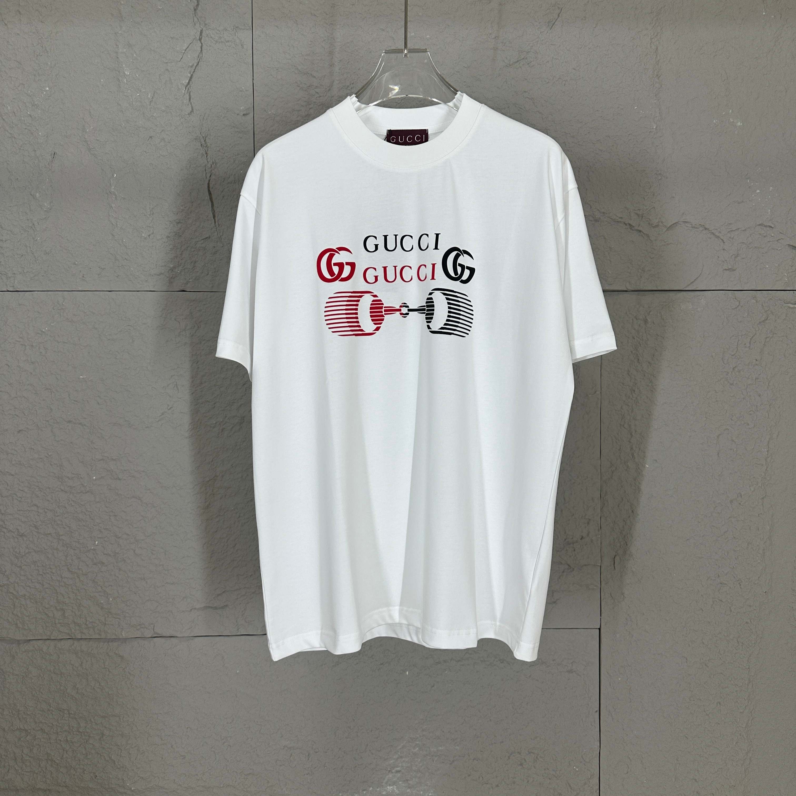 Gu* Gucci* 2025 primavera-verano nuevo estilo, camiseta de manga corta con letras Gucci en el pecho y tecnología de flo…
