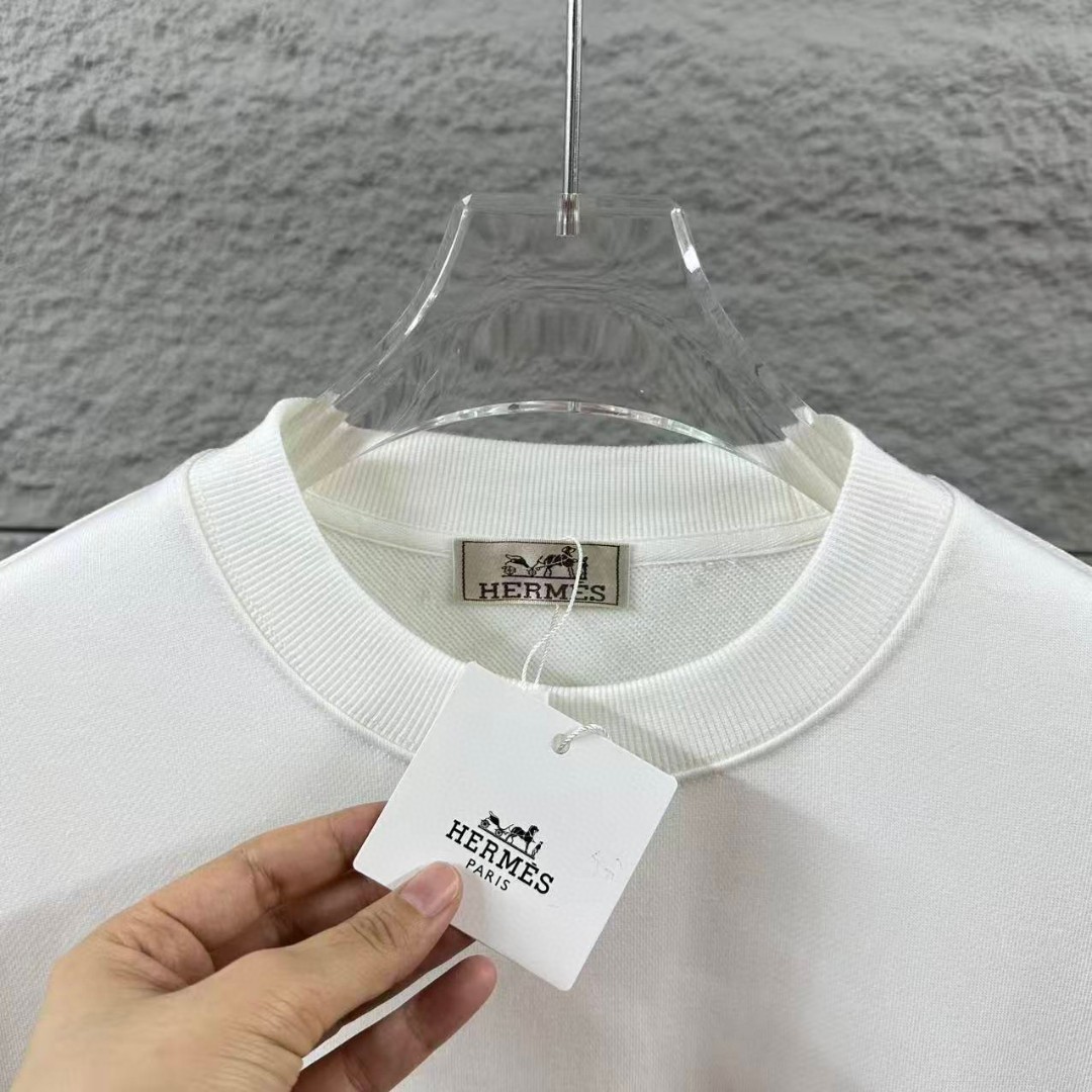 供货价:29.9💰『新品发布会』纯棉毛圈设计,300克足重量,贸易出口货,原包装吊牌（另有38💴华棉版本340克推荐入手）可以随意来图订制 支持一件代发 批发 等   【都是印花非刺绣🪡如果要刺绣需要联系客服】
爱马仕HERME经典款全棉加厚320g休闲圆领卫衣男女同款
扫码芯片过验版本 
卫衣采用320g多支纱线纺织工艺 手感厚实
全棉面料 透气舒适 顶级质感
颜色：图示颜色
尺码：M L XL
 胸围 肩宽 袖长 衣长
M 62 63.5 53 70
L 64 65.5 54.5 72
XL 66 67.5 56 74
尺码 建议身高 建议体重
M 160cm-170cm 50kg-65kg
L 170cm-180cm 65k g-85kg
XL 180cm-195cm 85kg-115kg