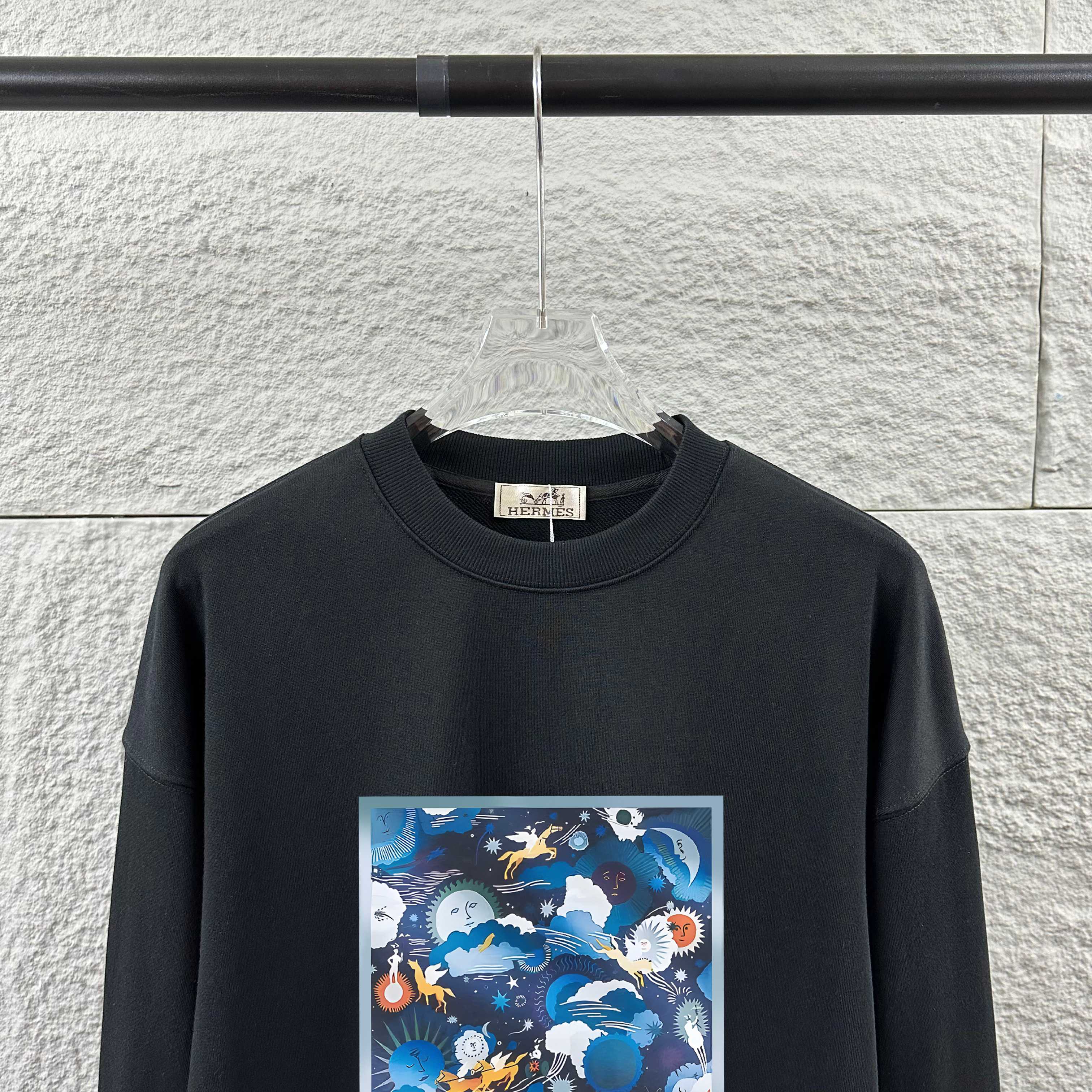 供货价:29.9💰『新品发布会』纯棉毛圈设计,300克足重量,贸易出口货,原包装吊牌（另有38💴华棉版本340克推荐入手）可以随意来图订制 支持一件代发 批发 等   【都是印花非刺绣🪡如果要刺绣需要联系客服】
爱马仕HERME经典款全棉加厚320g休闲圆领卫衣男女同款
扫码芯片过验版本 
卫衣采用320g多支纱线纺织工艺 手感厚实
全棉面料 透气舒适 顶级质感
颜色：图示颜色
尺码：M L XL
 胸围 肩宽 袖长 衣长
M 62 63.5 53 70
L 64 65.5 54.5 72
XL 66 67.5 56 74
尺码 建议身高 建议体重
M 160cm-170cm 50kg-65kg
L 170cm-180cm 65k g-85kg
XL 180cm-195cm 85kg-115kg