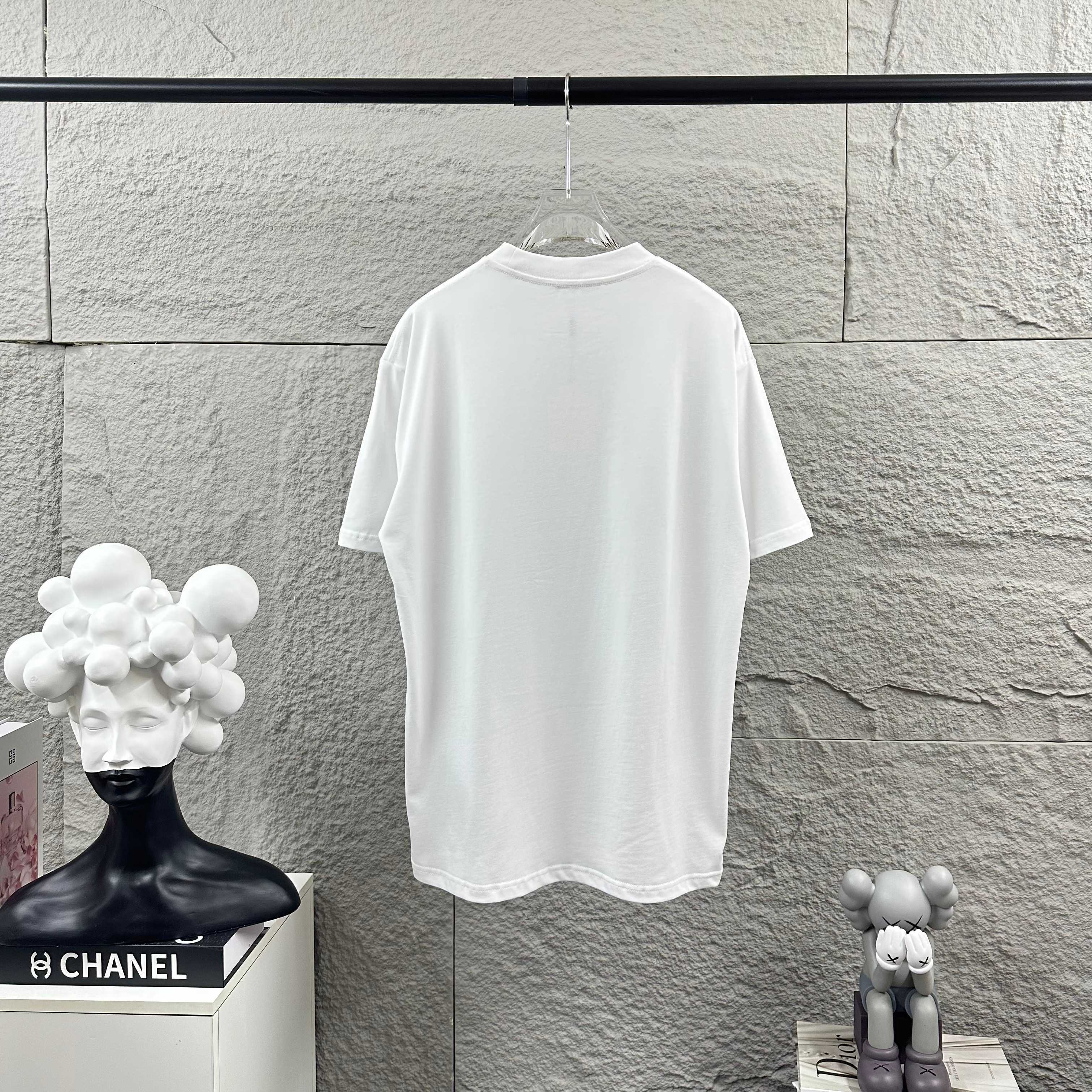 P75  
Herme*爱马仕* 2026春夏新款  马年大吉 经典印花 定制双纱平纹纯棉面料 短袖T恤 男女同款
颜色  ：黑色  白色  安哥拉红色 花灰色
尺码： S  （90-130斤）
          M  （120-150斤）
          L   （140-165斤）
         XL  （160-180斤） 
         XXL （180-210斤）