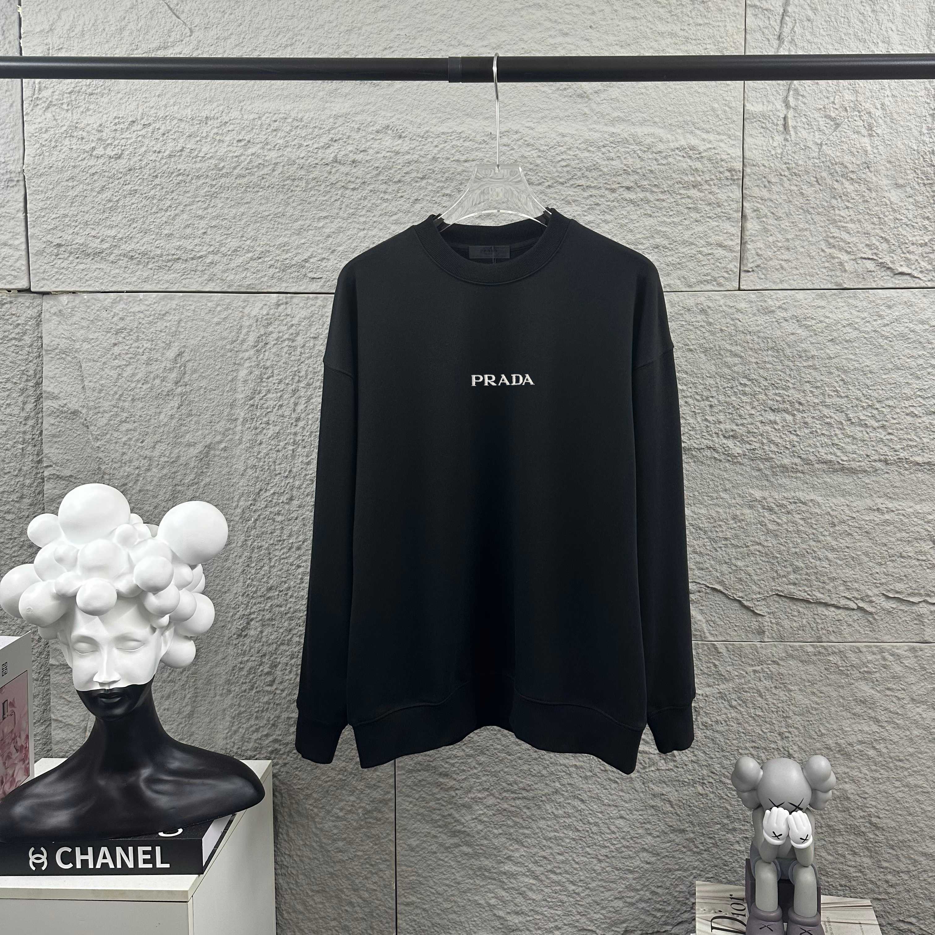 PJXS 普拉*达 prad*a 2025早秋冬季新款 个性经典黑白字母立体刺绣工艺 定制毛圈面料 长袖圆领卫衣 男女同款 颜色:黑色 白色 (90-130斤) M (120-150斤) L (140-165斤) XL (160-180斤) XXL (180-210斤)