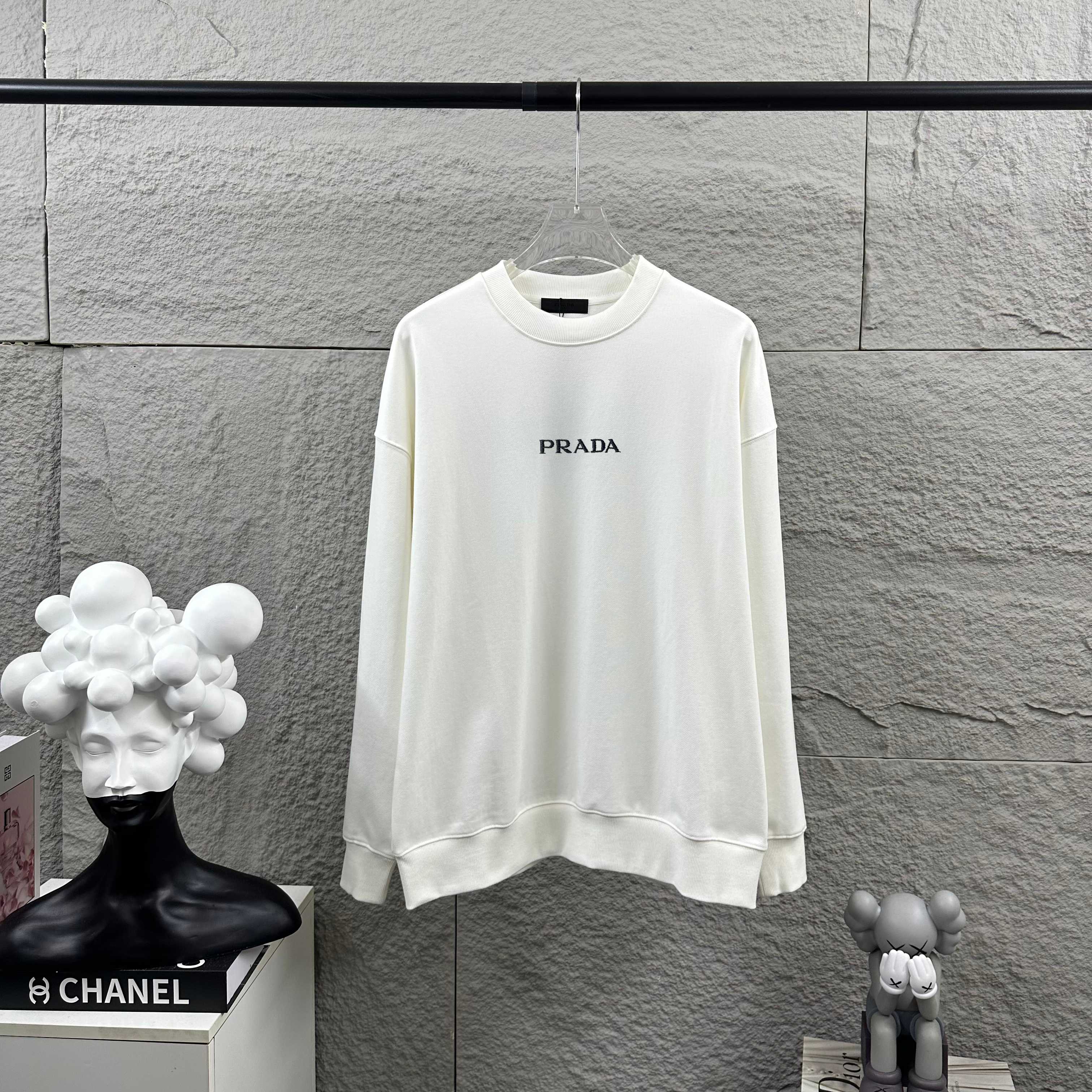 PJXS 普拉*达 prad*a 2025早秋冬季新款 个性经典黑白字母立体刺绣工艺 定制毛圈面料 长袖圆领卫衣 男女同款 颜色:黑色 白色 (90-130斤) M (120-150斤) L (140-165斤) XL (160-180斤) XXL (180-210斤)