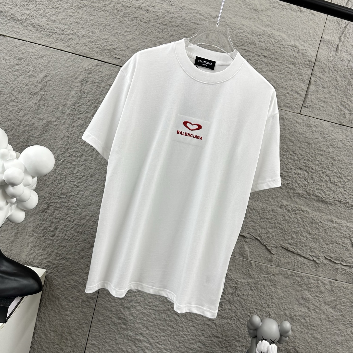 p110
BALENCI*GA  巴黎2025春夏新款短袖T恤衫 经典字母爱心刺绣 +植绒工艺 定制双纱平纹纯棉面料 短袖T恤 男女同款
颜色：黑色   白色  
尺码： S  （90-130斤）
          M  （120-150斤）
          L   （140-165斤）
         XL  （160-180斤） 
         XXL （180-210斤）