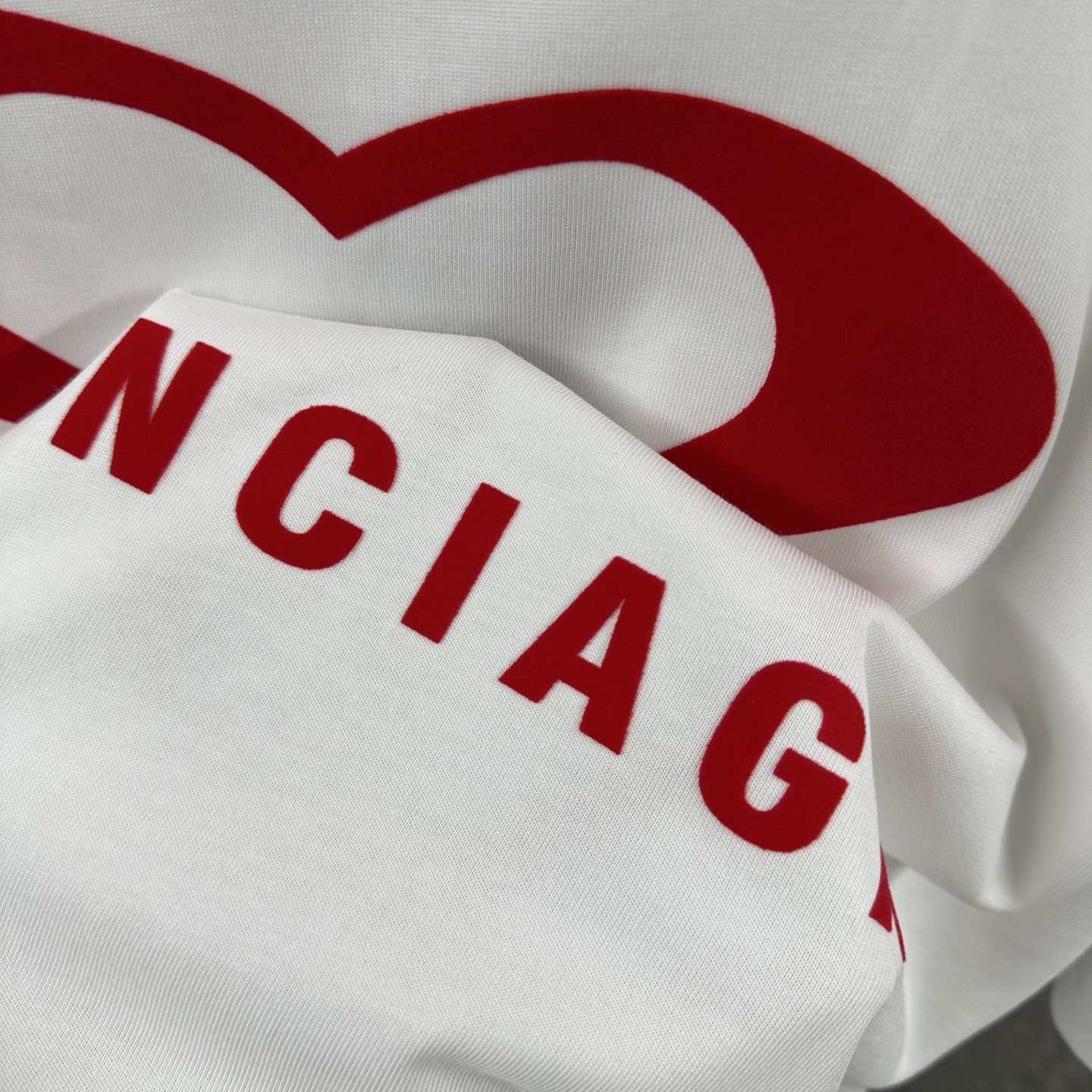 p110
BALENCI*GA  巴黎2025春夏新款短袖T恤衫 经典字母爱心刺绣 +植绒工艺 定制双纱平纹纯棉面料 短袖T恤 男女同款
颜色：黑色   白色  
尺码： S  （90-130斤）
          M  （120-150斤）
          L   （140-165斤）
         XL  （160-180斤） 
         XXL （180-210斤）