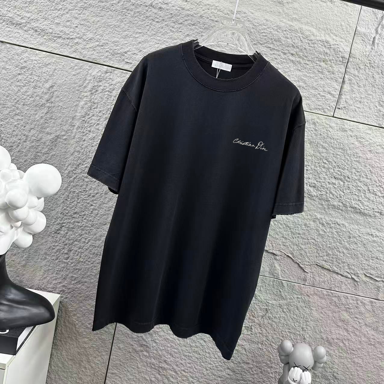 P85

Dior*迪奥 2025春夏季新款 磨破洗水款吊染渐变做旧 字母刺绣+印花工艺 定制纯棉面料 短袖T恤  男女同款
尺码：S  M  L  XL  XXL  
颜色：洗水黑 洗水粉 洗水灰