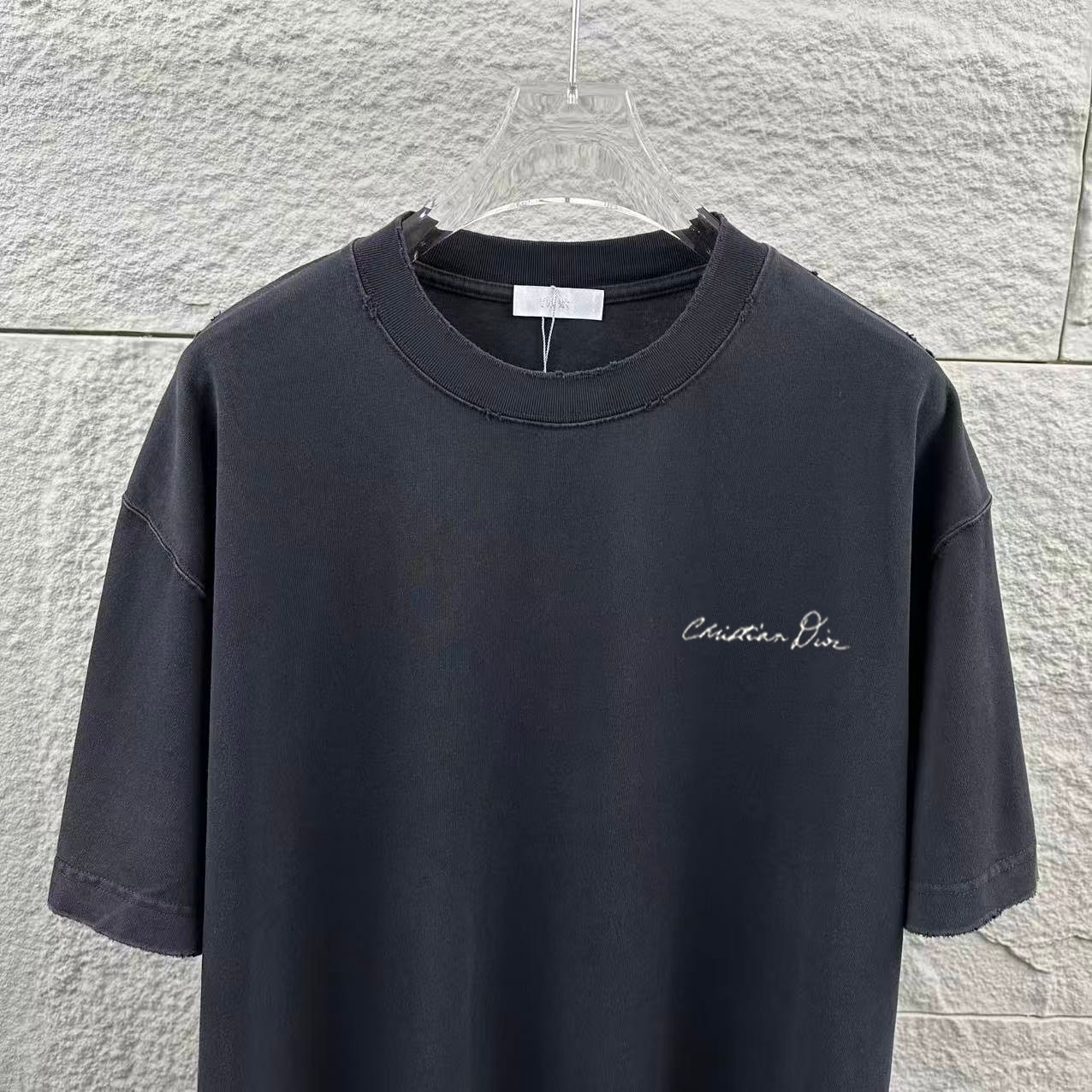 P85

Dior*迪奥 2025春夏季新款 磨破洗水款吊染渐变做旧 字母刺绣+印花工艺 定制纯棉面料 短袖T恤  男女同款
尺码：S  M  L  XL  XXL  
颜色：洗水黑 洗水粉 洗水灰