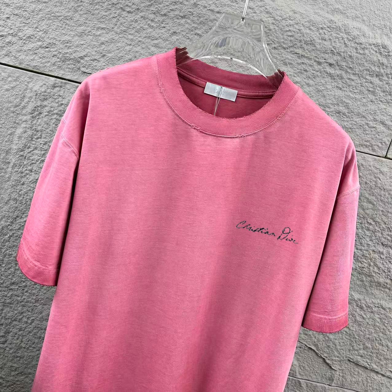 P85

Dior*迪奥 2025春夏季新款 磨破洗水款吊染渐变做旧 字母刺绣+印花工艺 定制纯棉面料 短袖T恤  男女同款
尺码：S  M  L  XL  XXL  
颜色：洗水黑 洗水粉 洗水灰