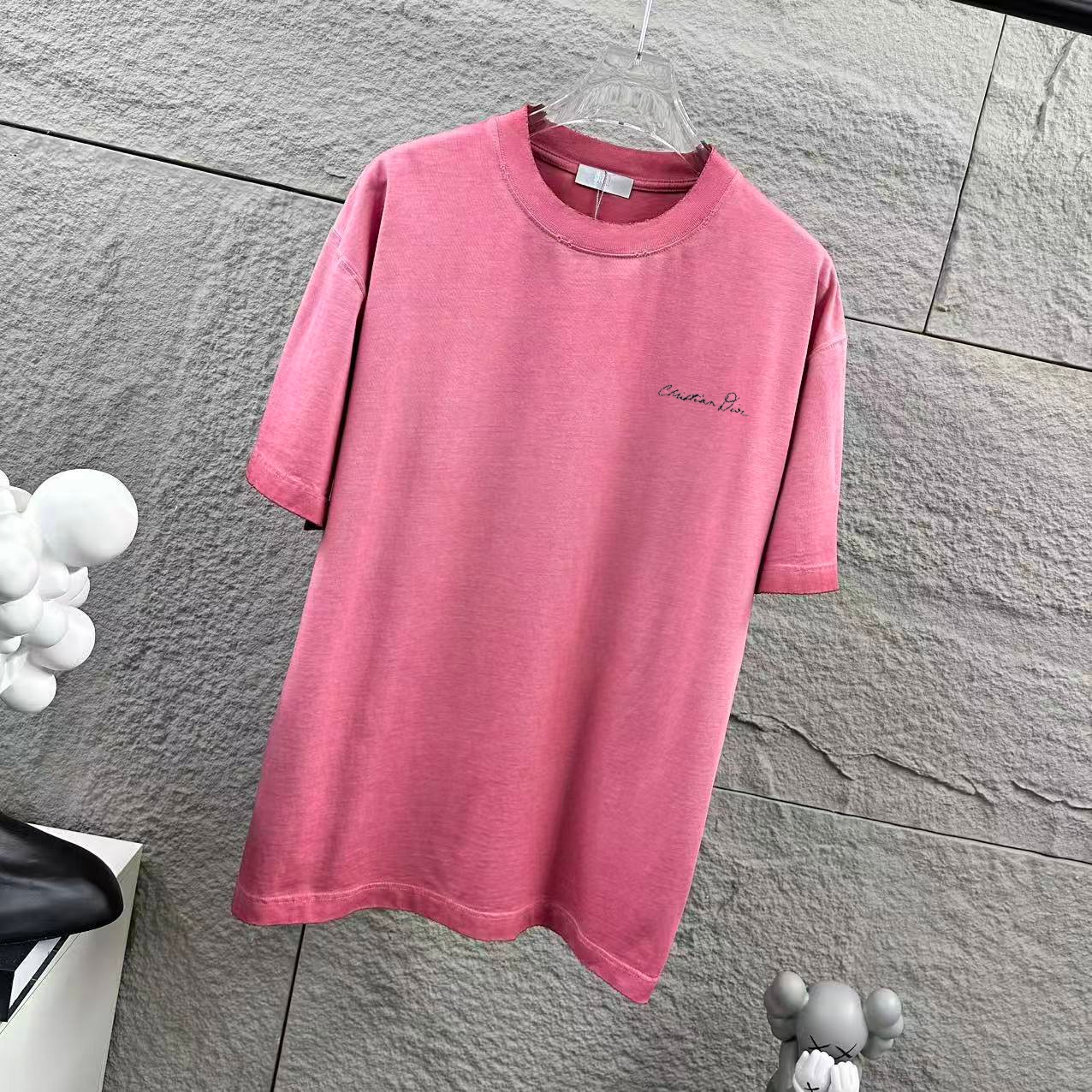 P85

Dior*迪奥 2025春夏季新款 磨破洗水款吊染渐变做旧 字母刺绣+印花工艺 定制纯棉面料 短袖T恤  男女同款
尺码：S  M  L  XL  XXL  
颜色：洗水黑 洗水粉 洗水灰