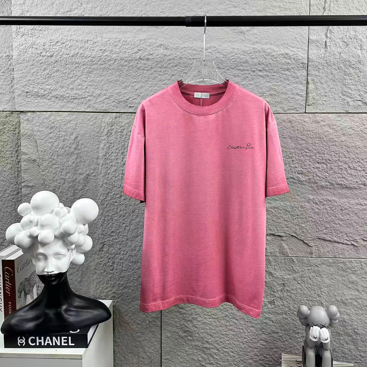 P85

Dior*迪奥 2025春夏季新款 磨破洗水款吊染渐变做旧 字母刺绣+印花工艺 定制纯棉面料 短袖T恤  男女同款
尺码：S  M  L  XL  XXL  
颜色：洗水黑 洗水粉 洗水灰