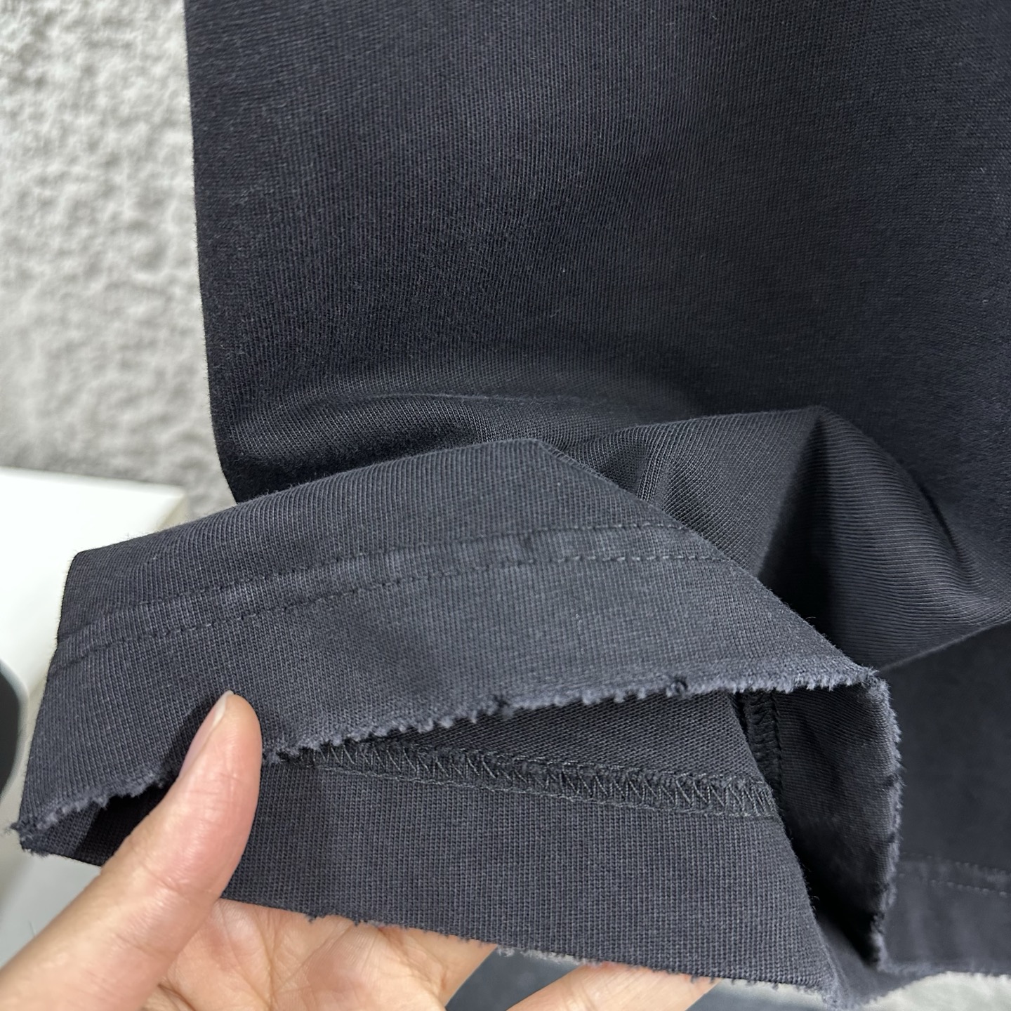 P85

Dior*迪奥 2025春夏季新款 磨破洗水款吊染渐变做旧 字母刺绣+印花工艺 定制纯棉面料 短袖T恤  男女同款
尺码：S  M  L  XL  XXL  
颜色：洗水黑 洗水粉 洗水灰