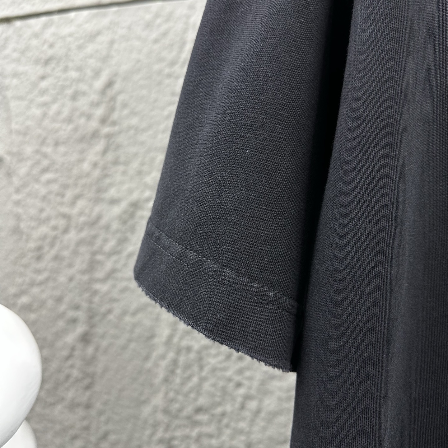 P85

Dior*迪奥 2025春夏季新款 磨破洗水款吊染渐变做旧 字母刺绣+印花工艺 定制纯棉面料 短袖T恤  男女同款
尺码：S  M  L  XL  XXL  
颜色：洗水黑 洗水粉 洗水灰