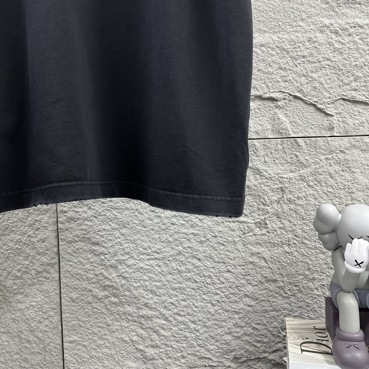 P85

Dior*迪奥 2025春夏季新款 磨破洗水款吊染渐变做旧 字母刺绣+印花工艺 定制纯棉面料 短袖T恤  男女同款
尺码：S  M  L  XL  XXL  
颜色：洗水黑 洗水粉 洗水灰