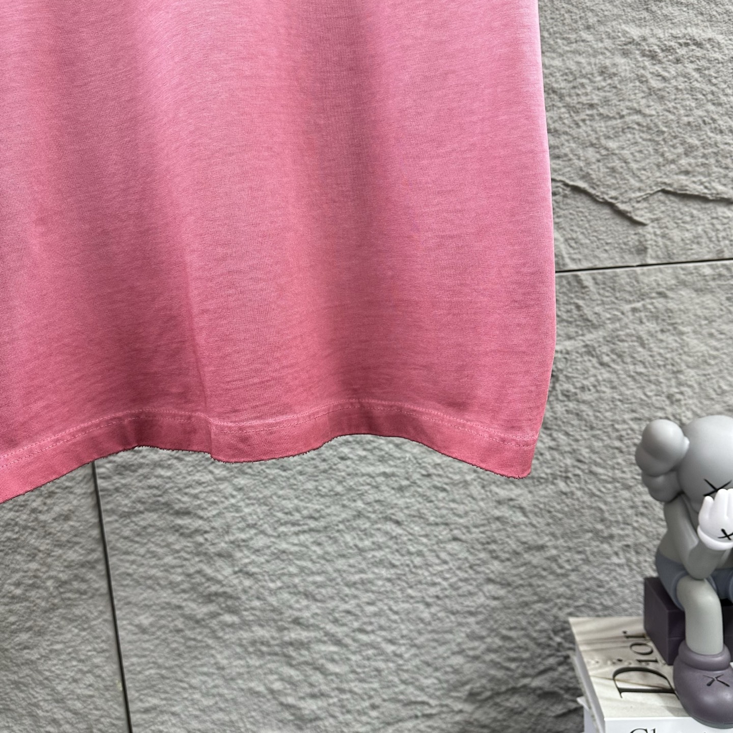 P85

Dior*迪奥 2025春夏季新款 磨破洗水款吊染渐变做旧 字母刺绣+印花工艺 定制纯棉面料 短袖T恤  男女同款
尺码：S  M  L  XL  XXL  
颜色：洗水黑 洗水粉 洗水灰