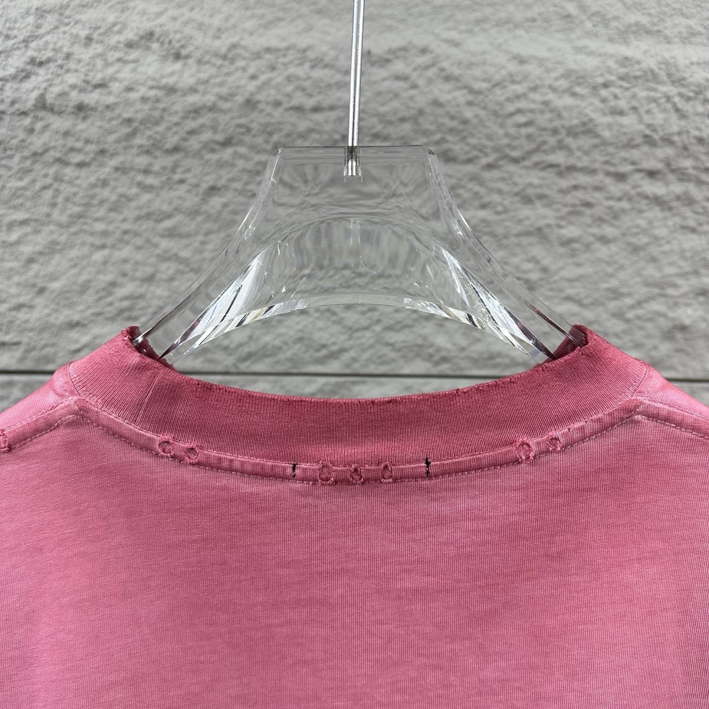 P85

Dior*迪奥 2025春夏季新款 磨破洗水款吊染渐变做旧 字母刺绣+印花工艺 定制纯棉面料 短袖T恤  男女同款
尺码：S  M  L  XL  XXL  
颜色：洗水黑 洗水粉 洗水灰