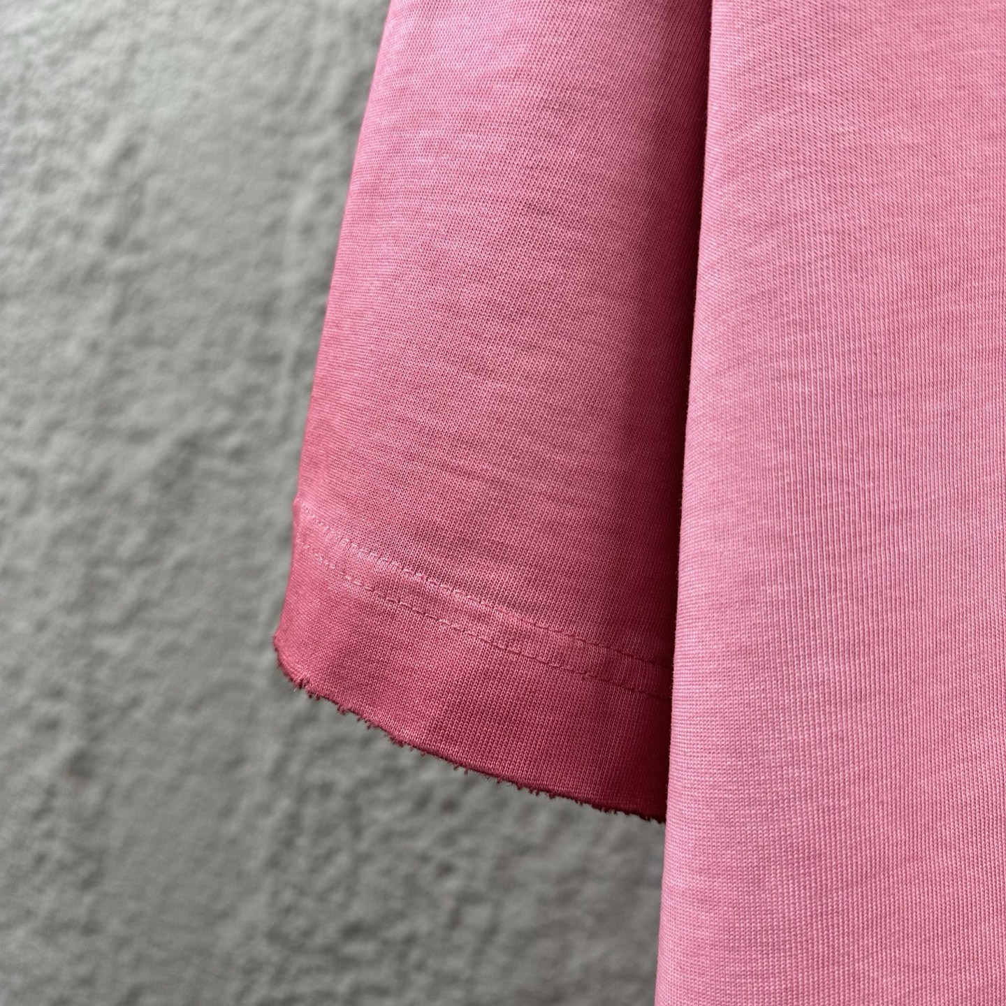 P85

Dior*迪奥 2025春夏季新款 磨破洗水款吊染渐变做旧 字母刺绣+印花工艺 定制纯棉面料 短袖T恤  男女同款
尺码：S  M  L  XL  XXL  
颜色：洗水黑 洗水粉 洗水灰