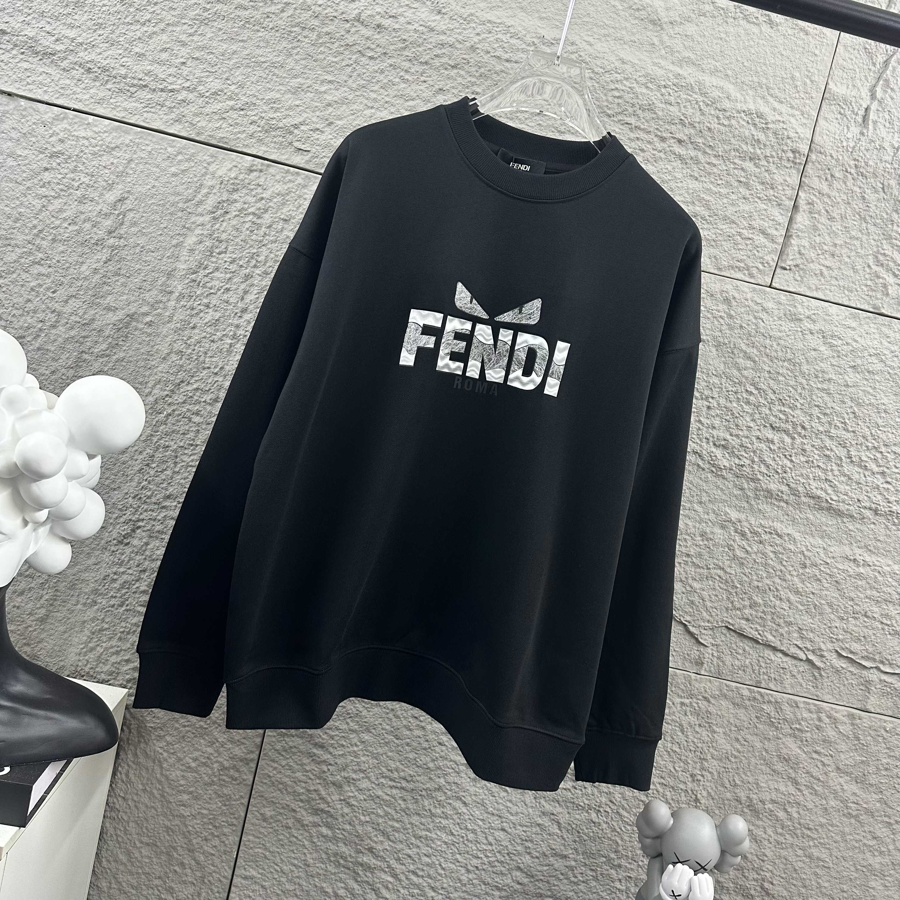 P110

FEN*di芬迪 2025早秋冬季新款 长袖圆领卫衣 立体厚板硅胶拼接工艺 定制毛圈面料 男女同款
颜色：黑色   白色  
尺码： S  （90-130斤）
          M  （120-150斤）
          L   （140-165斤）
         XL  （160-180斤） 
         XXL （180-210斤）