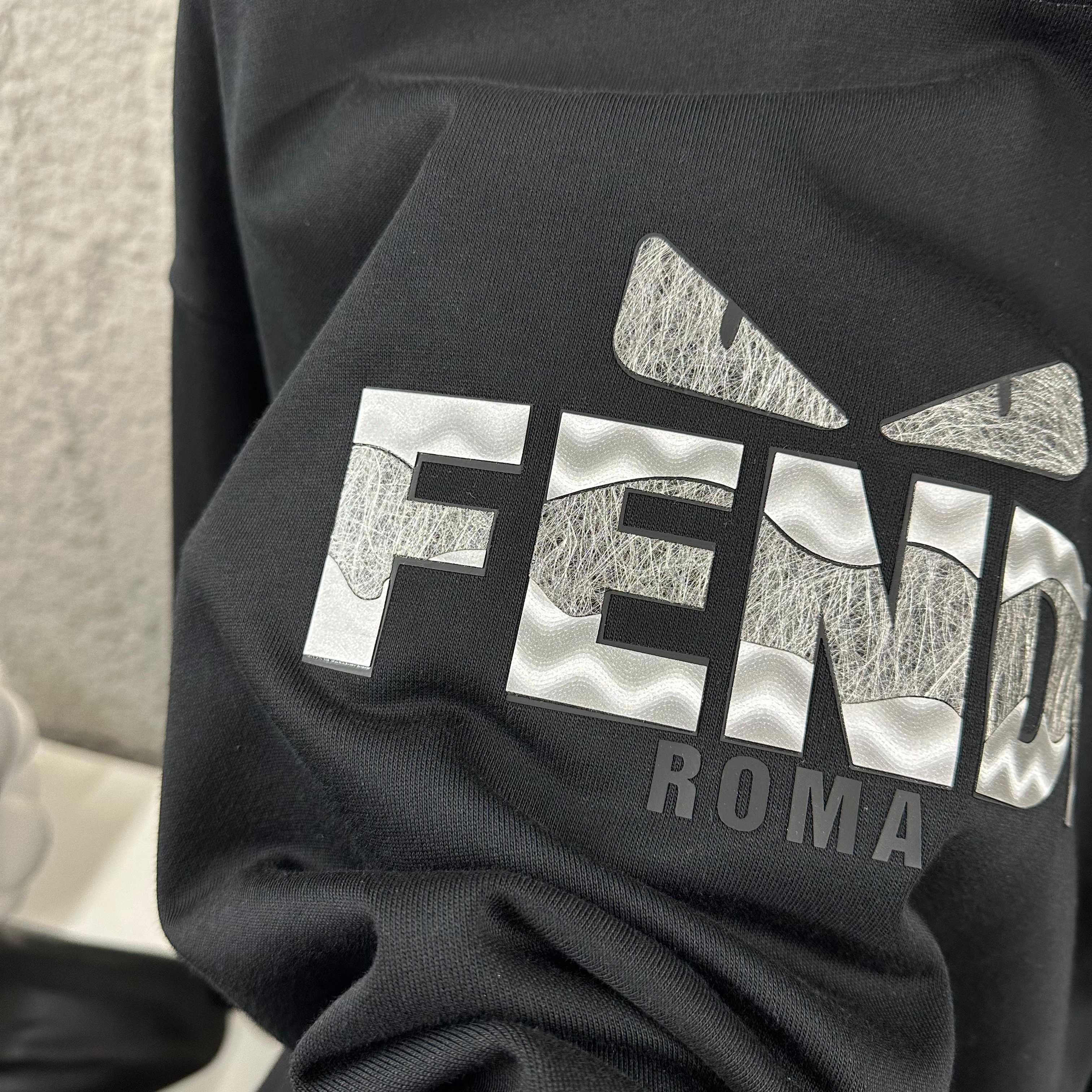 P110

FEN*di芬迪 2025早秋冬季新款 长袖圆领卫衣 立体厚板硅胶拼接工艺 定制毛圈面料 男女同款
颜色：黑色   白色  
尺码： S  （90-130斤）
          M  （120-150斤）
          L   （140-165斤）
         XL  （160-180斤） 
         XXL （180-210斤）