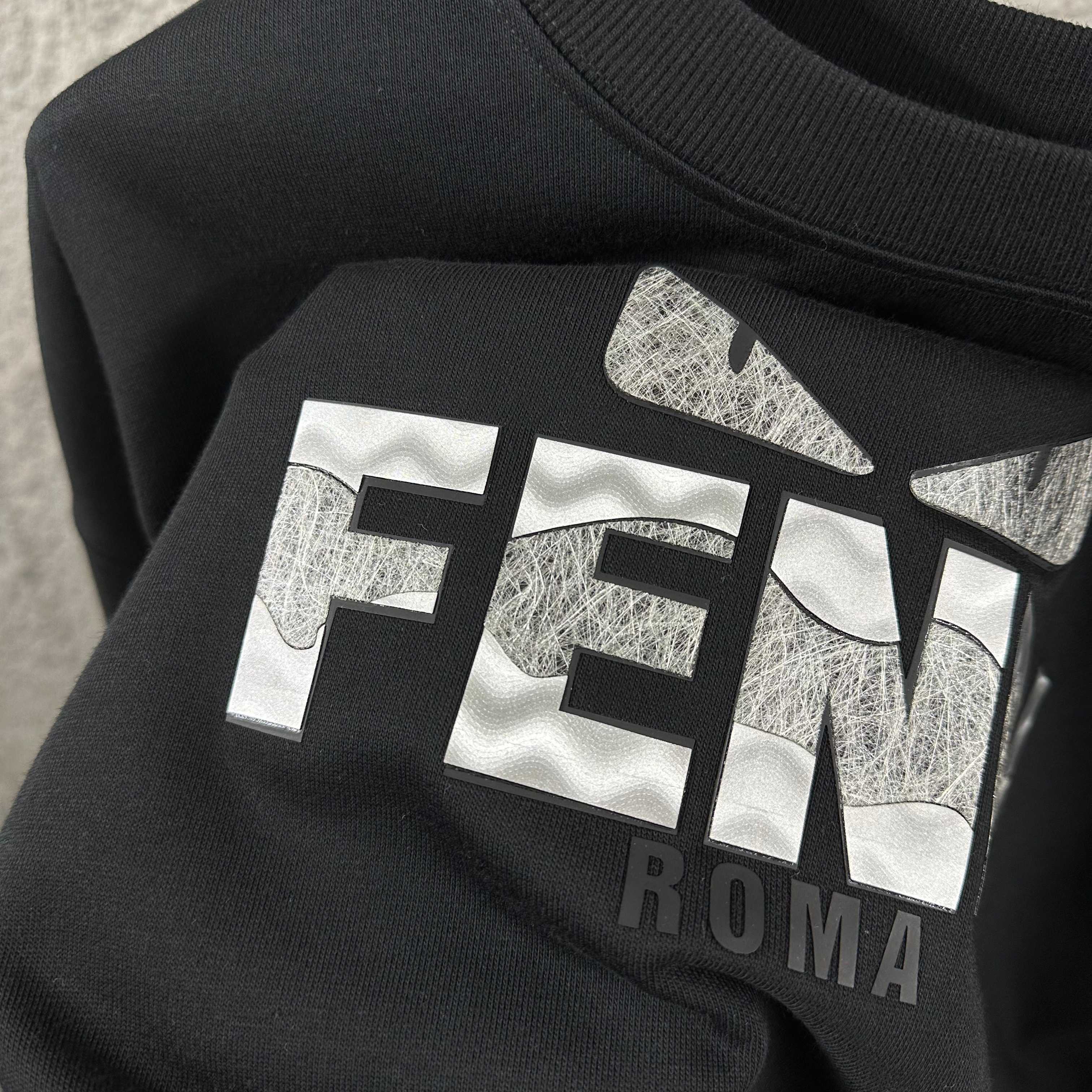 P110

FEN*di芬迪 2025早秋冬季新款 长袖圆领卫衣 立体厚板硅胶拼接工艺 定制毛圈面料 男女同款
颜色：黑色   白色  
尺码： S  （90-130斤）
          M  （120-150斤）
          L   （140-165斤）
         XL  （160-180斤） 
         XXL （180-210斤）