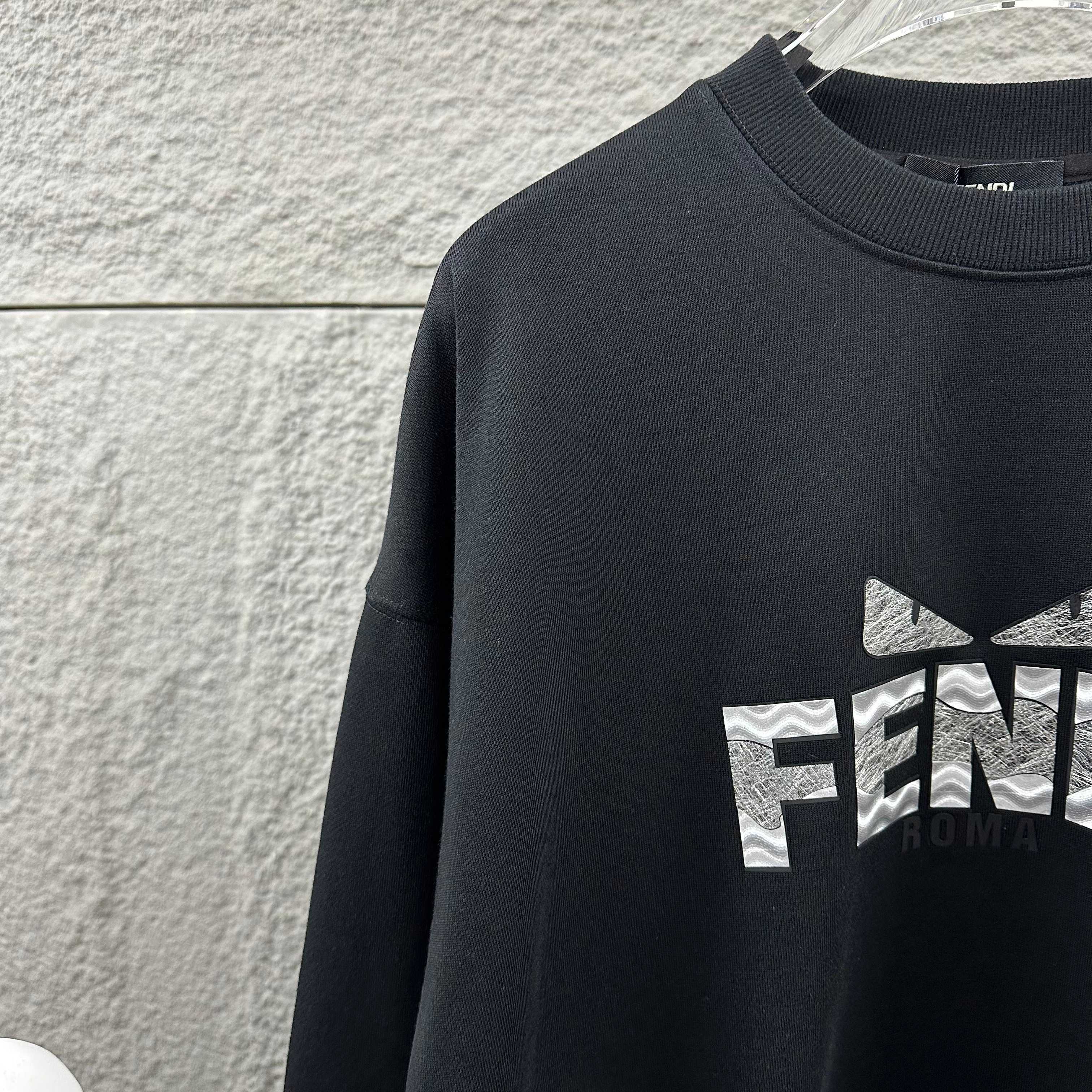 P110

FEN*di芬迪 2025早秋冬季新款 长袖圆领卫衣 立体厚板硅胶拼接工艺 定制毛圈面料 男女同款
颜色：黑色   白色  
尺码： S  （90-130斤）
          M  （120-150斤）
          L   （140-165斤）
         XL  （160-180斤） 
         XXL （180-210斤）