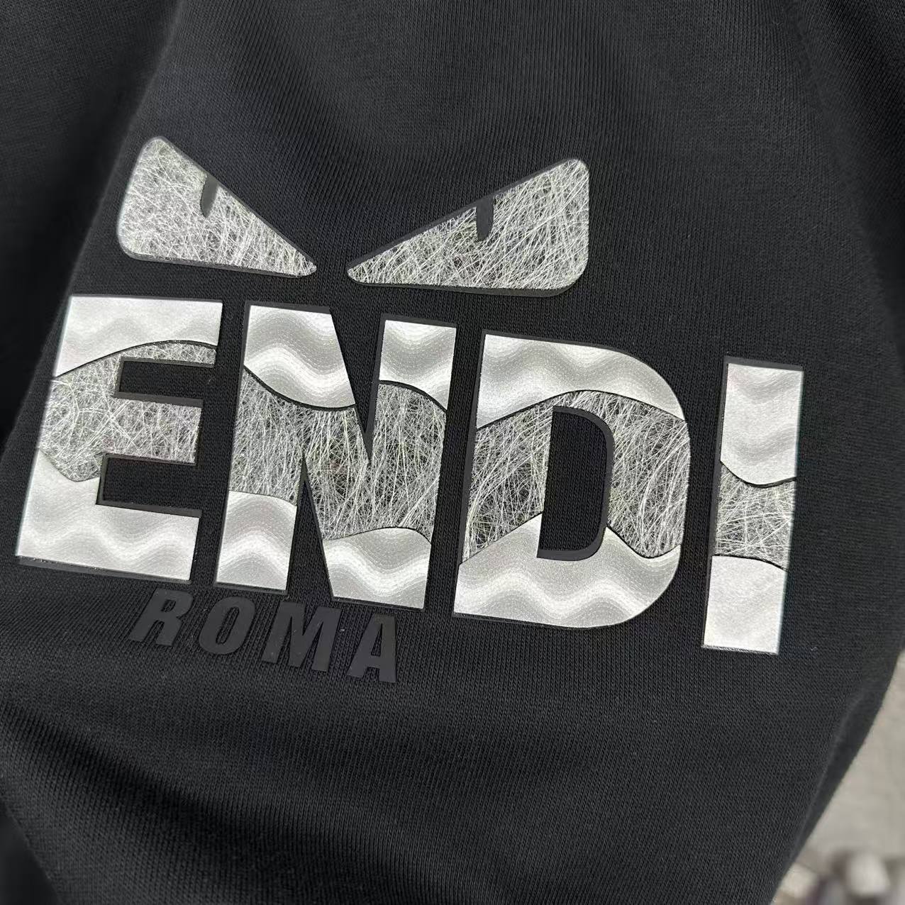 P110

FEN*di芬迪 2025早秋冬季新款 长袖圆领卫衣 立体厚板硅胶拼接工艺 定制毛圈面料 男女同款
颜色：黑色   白色  
尺码： S  （90-130斤）
          M  （120-150斤）
          L   （140-165斤）
         XL  （160-180斤） 
         XXL （180-210斤）