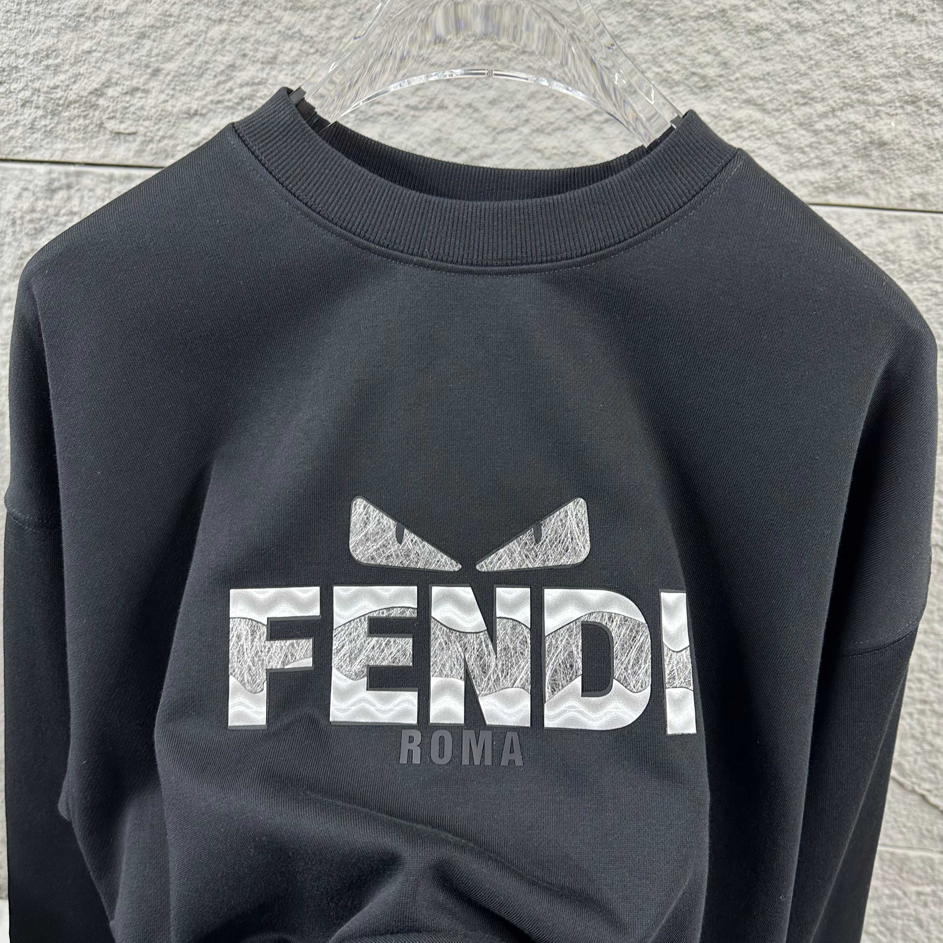 P110

FEN*di芬迪 2025早秋冬季新款 长袖圆领卫衣 立体厚板硅胶拼接工艺 定制毛圈面料 男女同款
颜色：黑色   白色  
尺码： S  （90-130斤）
          M  （120-150斤）
          L   （140-165斤）
         XL  （160-180斤） 
         XXL （180-210斤）