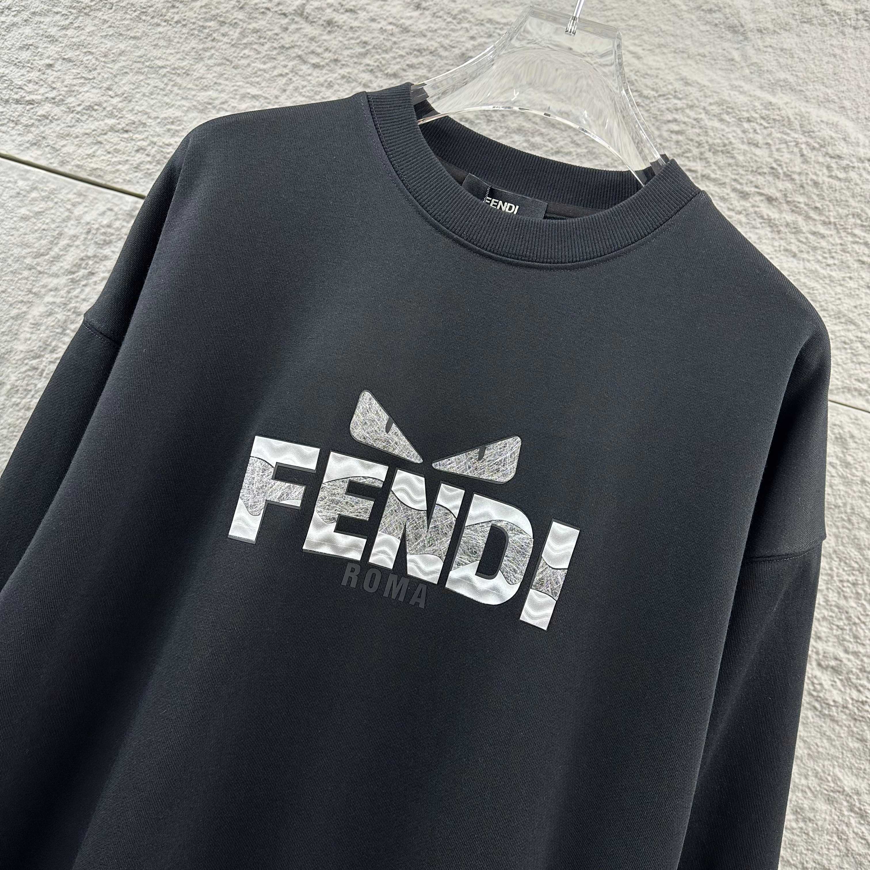 P110

FEN*di芬迪 2025早秋冬季新款 长袖圆领卫衣 立体厚板硅胶拼接工艺 定制毛圈面料 男女同款
颜色：黑色   白色  
尺码： S  （90-130斤）
          M  （120-150斤）
          L   （140-165斤）
         XL  （160-180斤） 
         XXL （180-210斤）