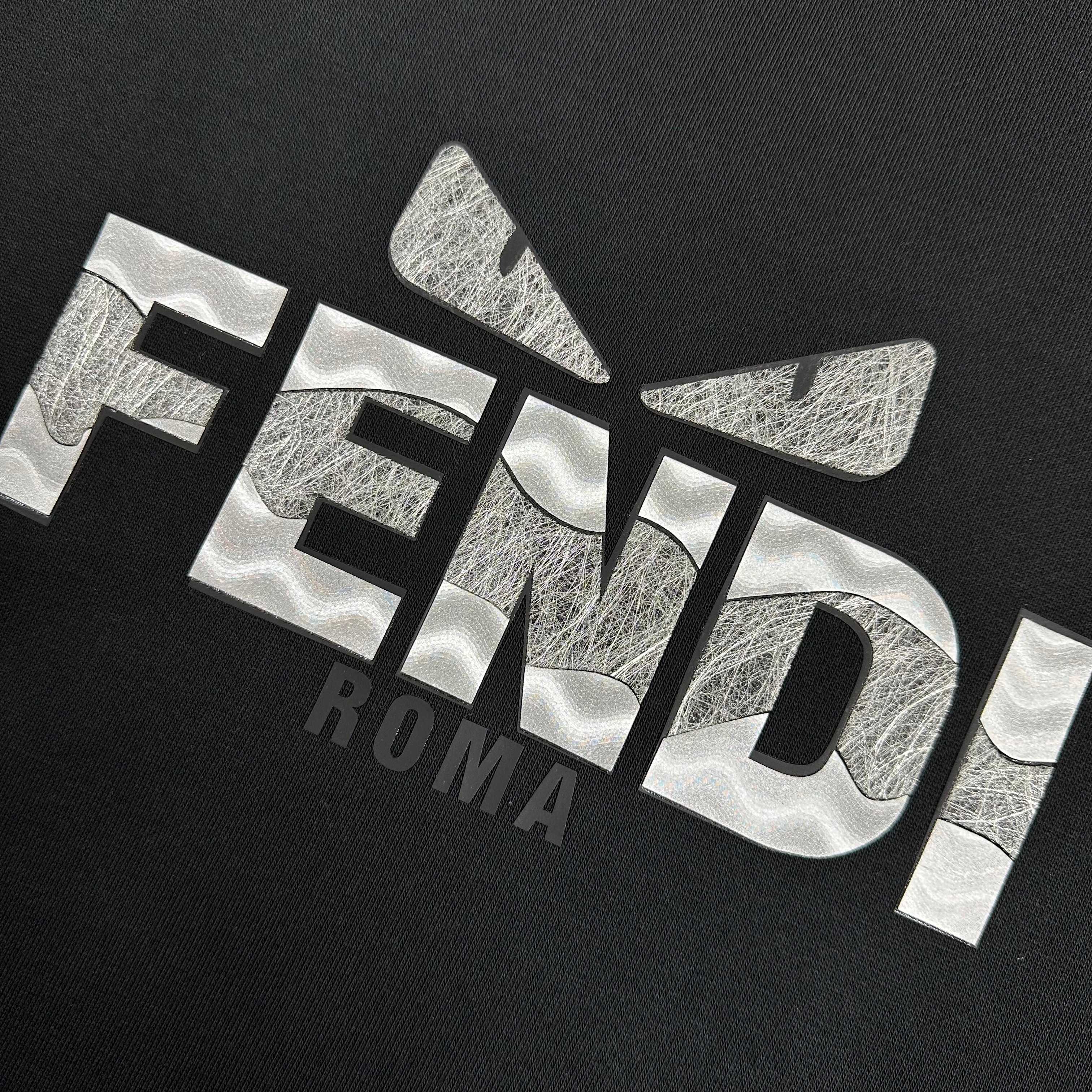 P110

FEN*di芬迪 2025早秋冬季新款 长袖圆领卫衣 立体厚板硅胶拼接工艺 定制毛圈面料 男女同款
颜色：黑色   白色  
尺码： S  （90-130斤）
          M  （120-150斤）
          L   （140-165斤）
         XL  （160-180斤） 
         XXL （180-210斤）