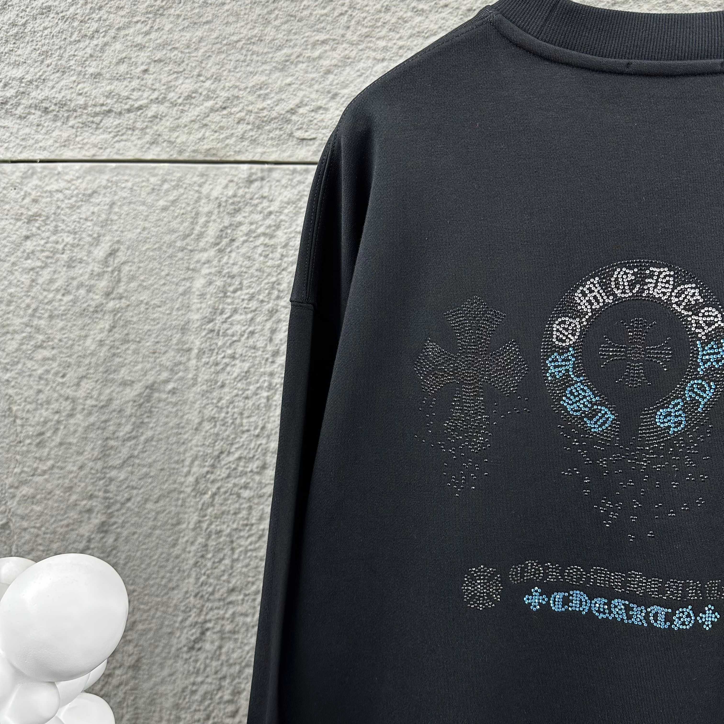 P110

CH*克罗心*2025早秋冬季新款 经典马蹄十字架梵文烫钻工艺 定制毛圈面料 长袖圆领套头卫衣，男女同款
颜色：黑色 白色 
尺码： S  （90-130斤）
          M  （120-150斤）
          L   （140-165斤）
         XL  （160-180斤） 
         XXL （180-210斤）