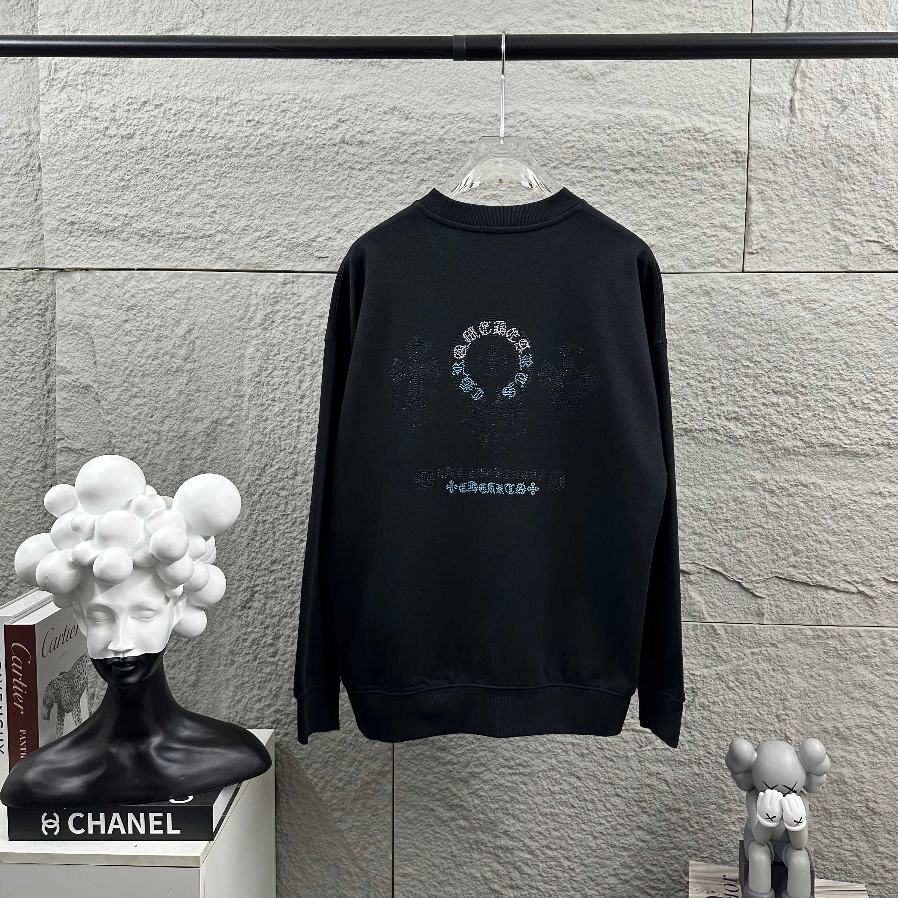 P110

CH*克罗心*2025早秋冬季新款 经典马蹄十字架梵文烫钻工艺 定制毛圈面料 长袖圆领套头卫衣，男女同款
颜色：黑色 白色 
尺码： S  （90-130斤）
          M  （120-150斤）
          L   （140-165斤）
         XL  （160-180斤） 
         XXL （180-210斤）