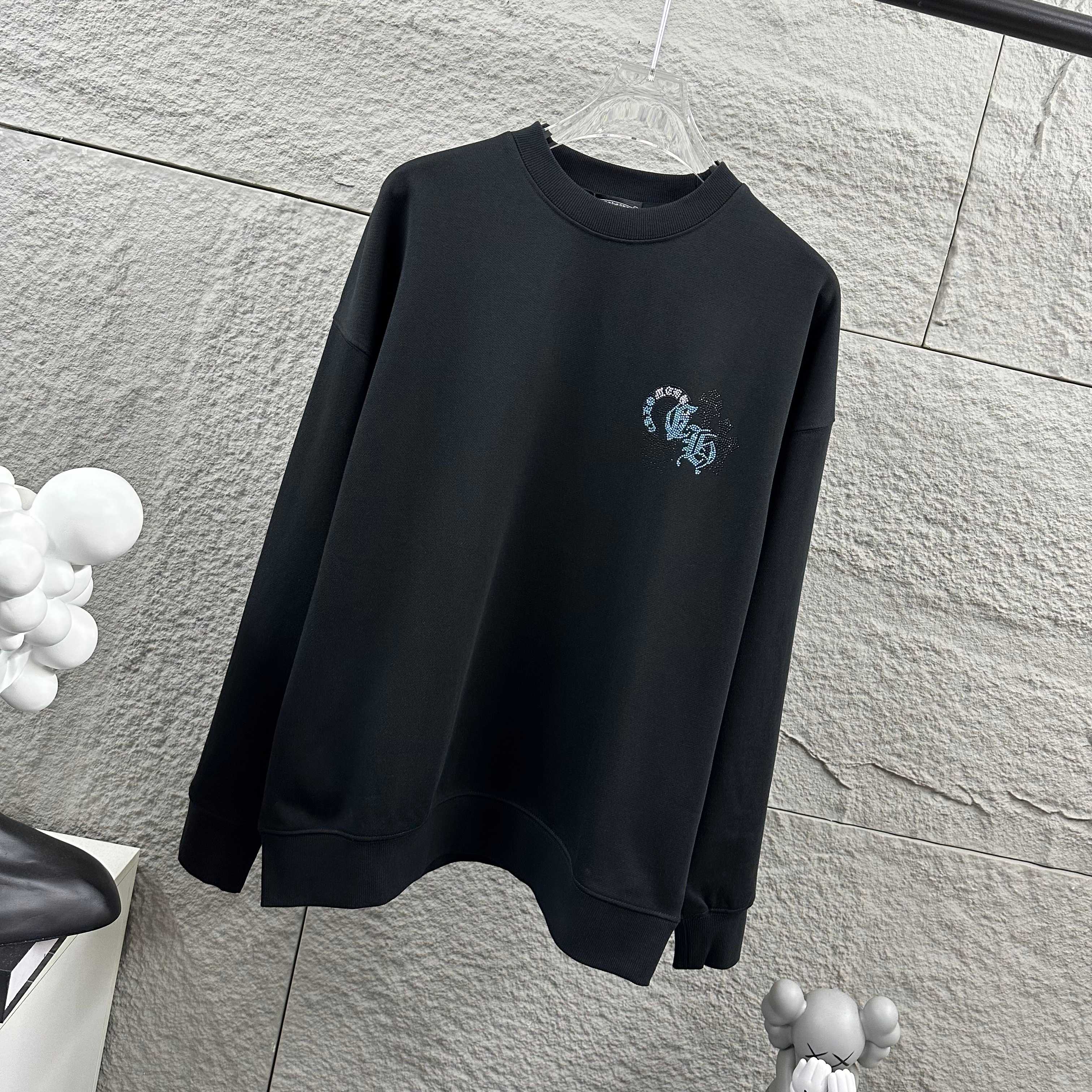 P110

CH*克罗心*2025早秋冬季新款 经典马蹄十字架梵文烫钻工艺 定制毛圈面料 长袖圆领套头卫衣，男女同款
颜色：黑色 白色 
尺码： S  （90-130斤）
          M  （120-150斤）
          L   （140-165斤）
         XL  （160-180斤） 
         XXL （180-210斤）