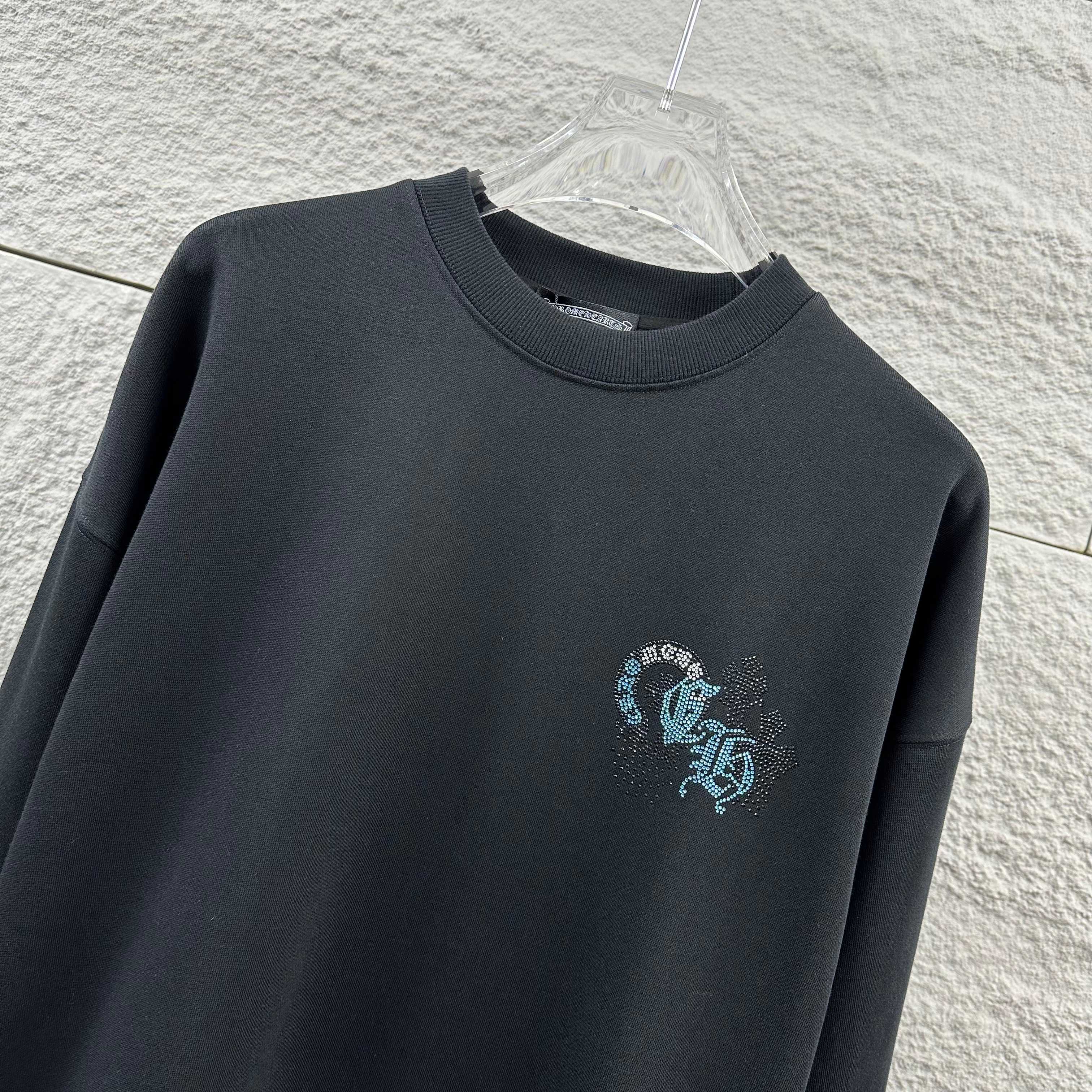 P110

CH*克罗心*2025早秋冬季新款 经典马蹄十字架梵文烫钻工艺 定制毛圈面料 长袖圆领套头卫衣，男女同款
颜色：黑色 白色 
尺码： S  （90-130斤）
          M  （120-150斤）
          L   （140-165斤）
         XL  （160-180斤） 
         XXL （180-210斤）