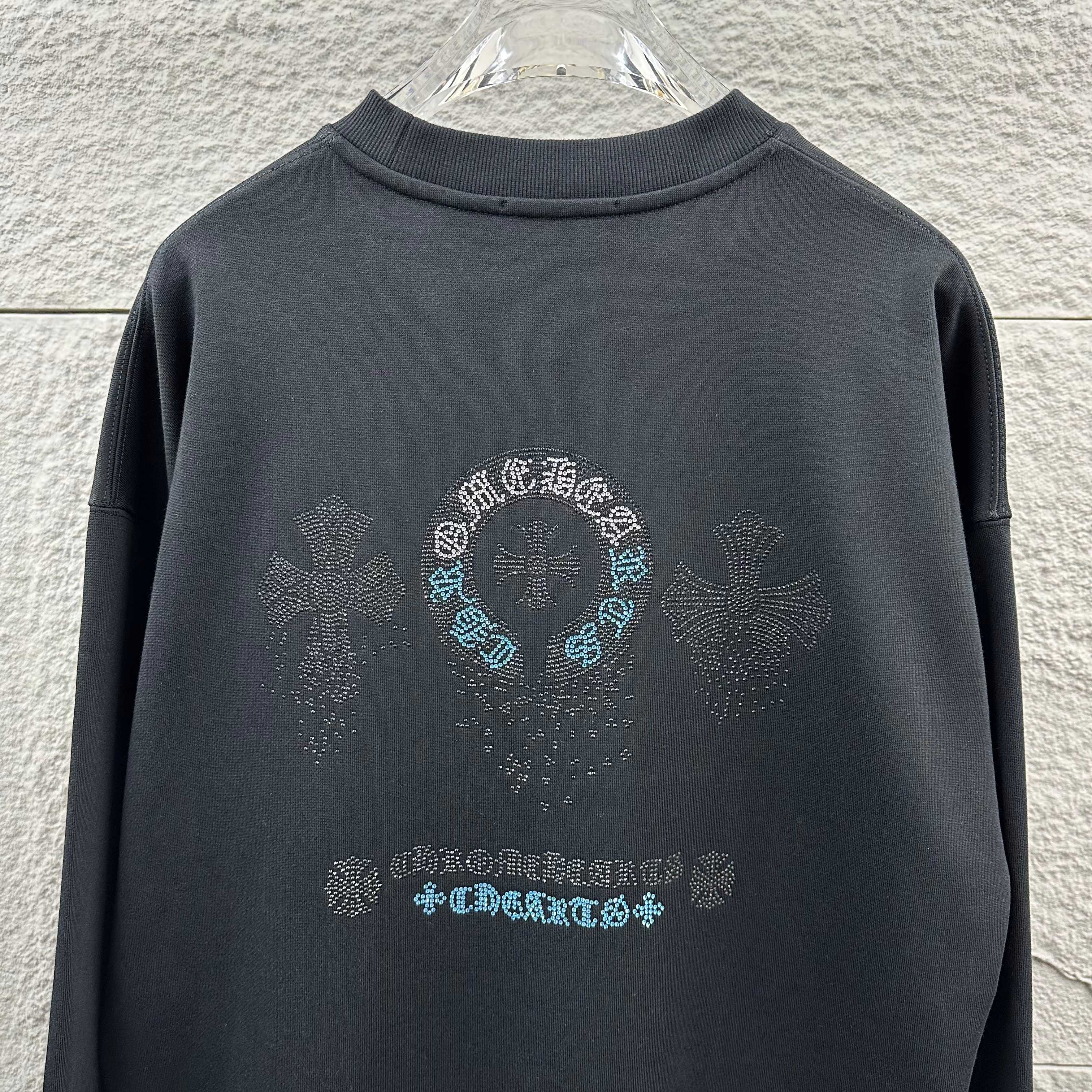 P110

CH*克罗心*2025早秋冬季新款 经典马蹄十字架梵文烫钻工艺 定制毛圈面料 长袖圆领套头卫衣，男女同款
颜色：黑色 白色 
尺码： S  （90-130斤）
          M  （120-150斤）
          L   （140-165斤）
         XL  （160-180斤） 
         XXL （180-210斤）