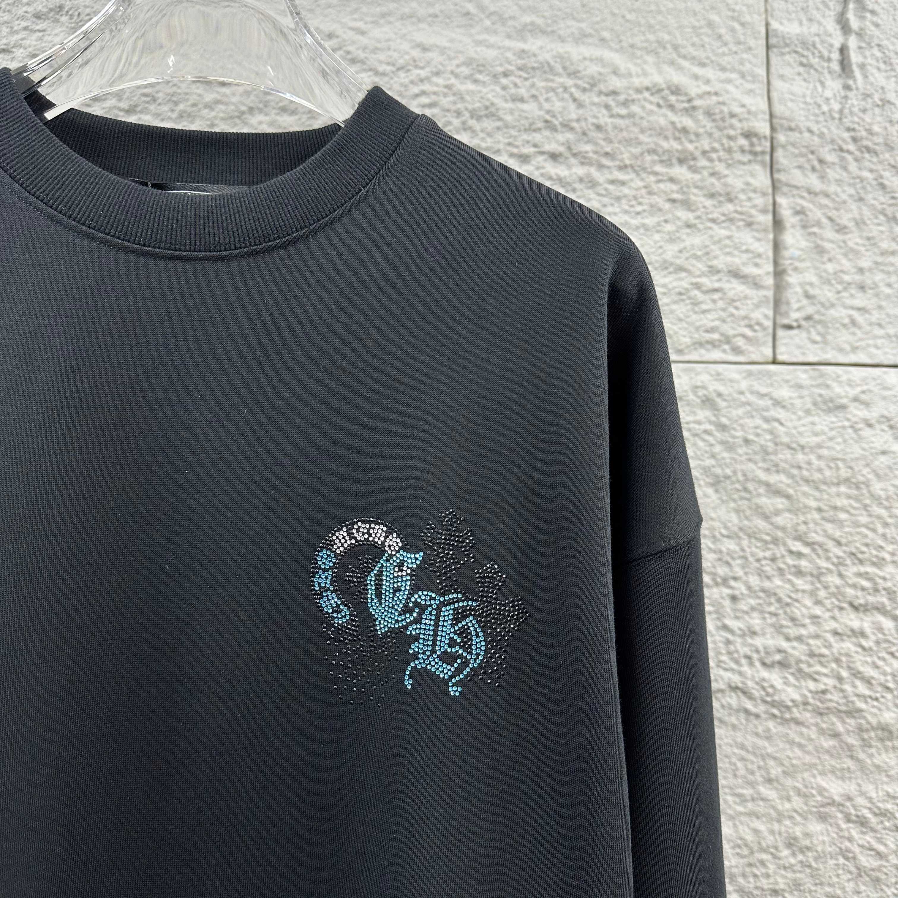 P110

CH*克罗心*2025早秋冬季新款 经典马蹄十字架梵文烫钻工艺 定制毛圈面料 长袖圆领套头卫衣，男女同款
颜色：黑色 白色 
尺码： S  （90-130斤）
          M  （120-150斤）
          L   （140-165斤）
         XL  （160-180斤） 
         XXL （180-210斤）