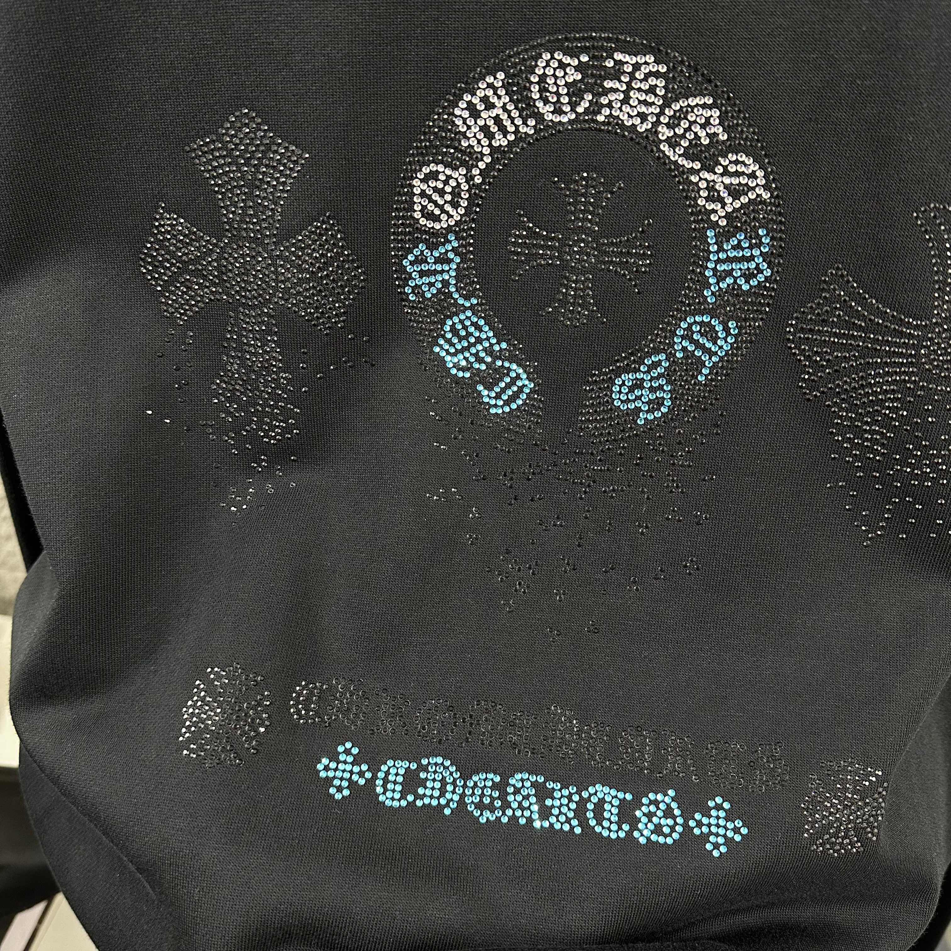 P110

CH*克罗心*2025早秋冬季新款 经典马蹄十字架梵文烫钻工艺 定制毛圈面料 长袖圆领套头卫衣，男女同款
颜色：黑色 白色 
尺码： S  （90-130斤）
          M  （120-150斤）
          L   （140-165斤）
         XL  （160-180斤） 
         XXL （180-210斤）