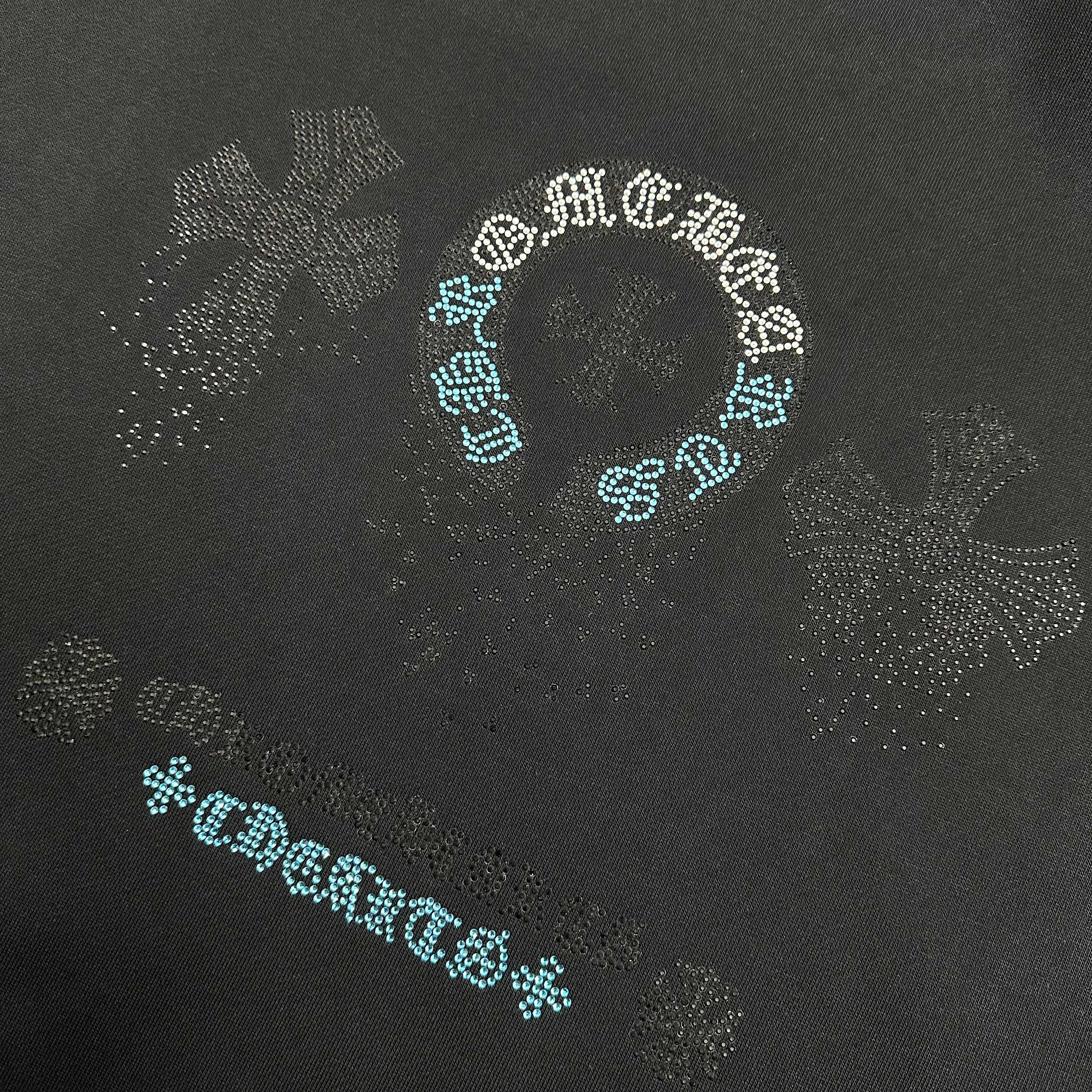 P110

CH*克罗心*2025早秋冬季新款 经典马蹄十字架梵文烫钻工艺 定制毛圈面料 长袖圆领套头卫衣，男女同款
颜色：黑色 白色 
尺码： S  （90-130斤）
          M  （120-150斤）
          L   （140-165斤）
         XL  （160-180斤） 
         XXL （180-210斤）