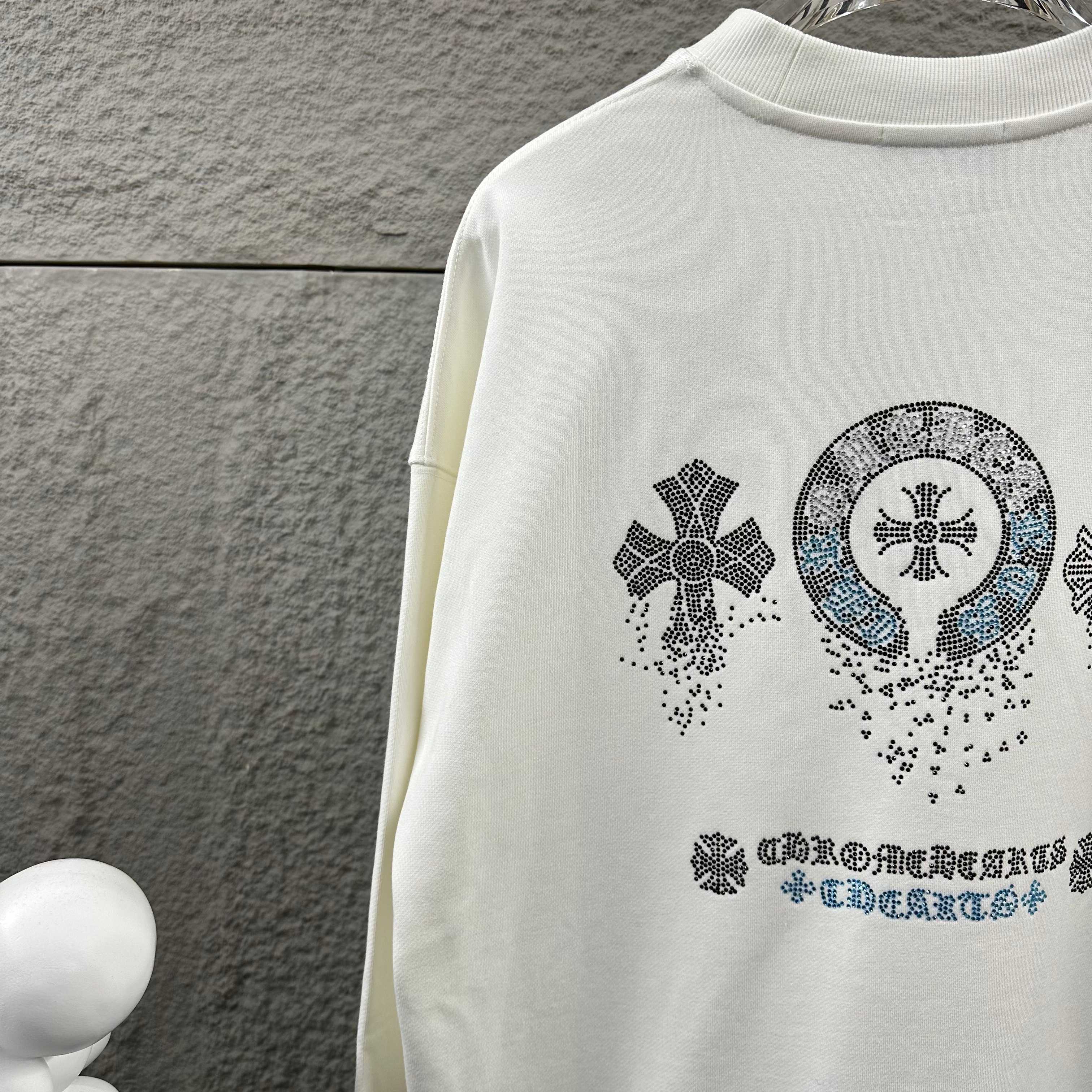 P110

CH*克罗心*2025早秋冬季新款 经典马蹄十字架梵文烫钻工艺 定制毛圈面料 长袖圆领套头卫衣，男女同款
颜色：黑色 白色 
尺码： S  （90-130斤）
          M  （120-150斤）
          L   （140-165斤）
         XL  （160-180斤） 
         XXL （180-210斤）