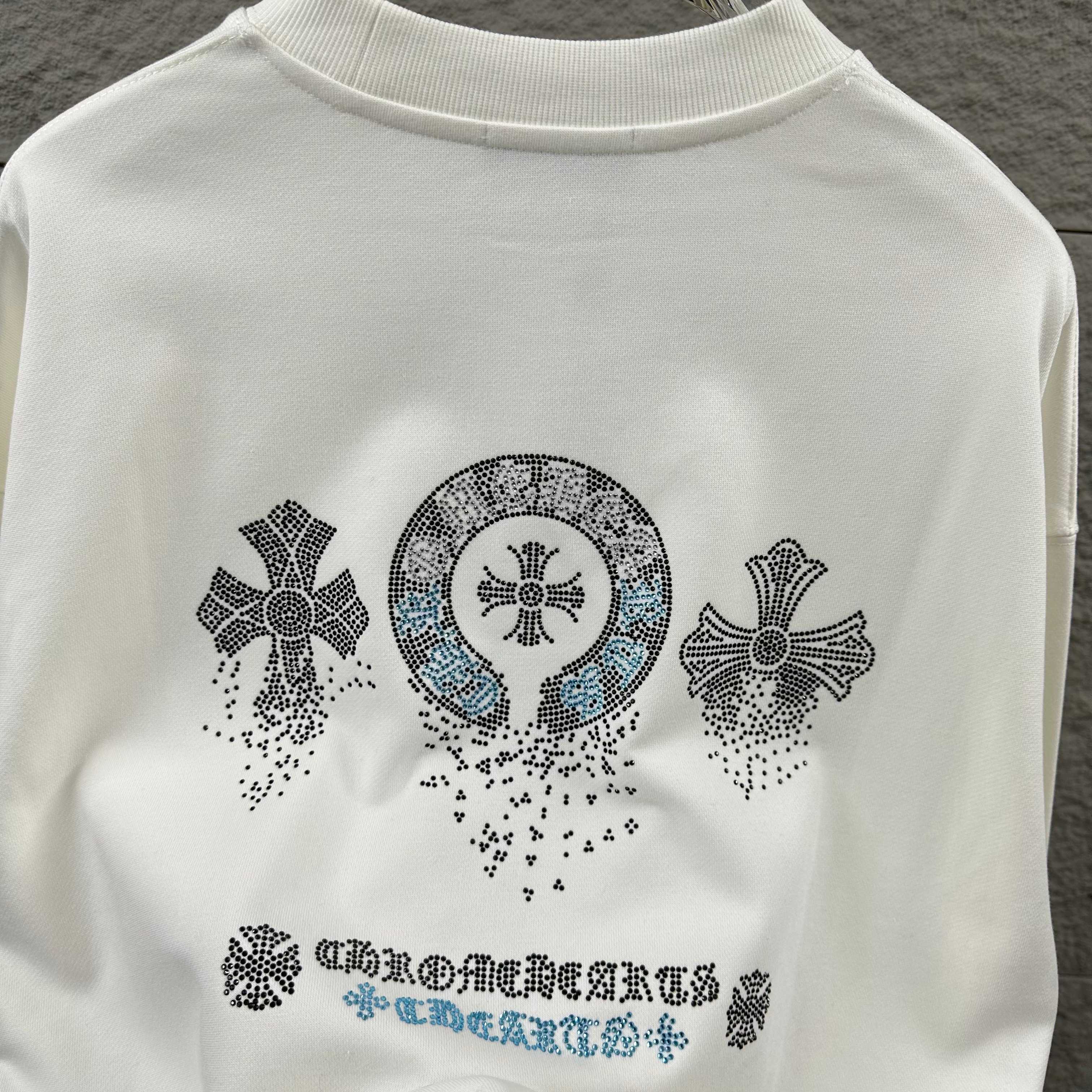 P110

CH*克罗心*2025早秋冬季新款 经典马蹄十字架梵文烫钻工艺 定制毛圈面料 长袖圆领套头卫衣，男女同款
颜色：黑色 白色 
尺码： S  （90-130斤）
          M  （120-150斤）
          L   （140-165斤）
         XL  （160-180斤） 
         XXL （180-210斤）