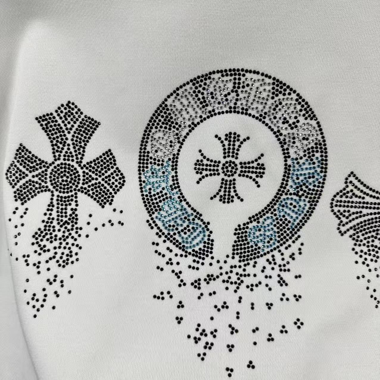 P110

CH*克罗心*2025早秋冬季新款 经典马蹄十字架梵文烫钻工艺 定制毛圈面料 长袖圆领套头卫衣，男女同款
颜色：黑色 白色 
尺码： S  （90-130斤）
          M  （120-150斤）
          L   （140-165斤）
         XL  （160-180斤） 
         XXL （180-210斤）