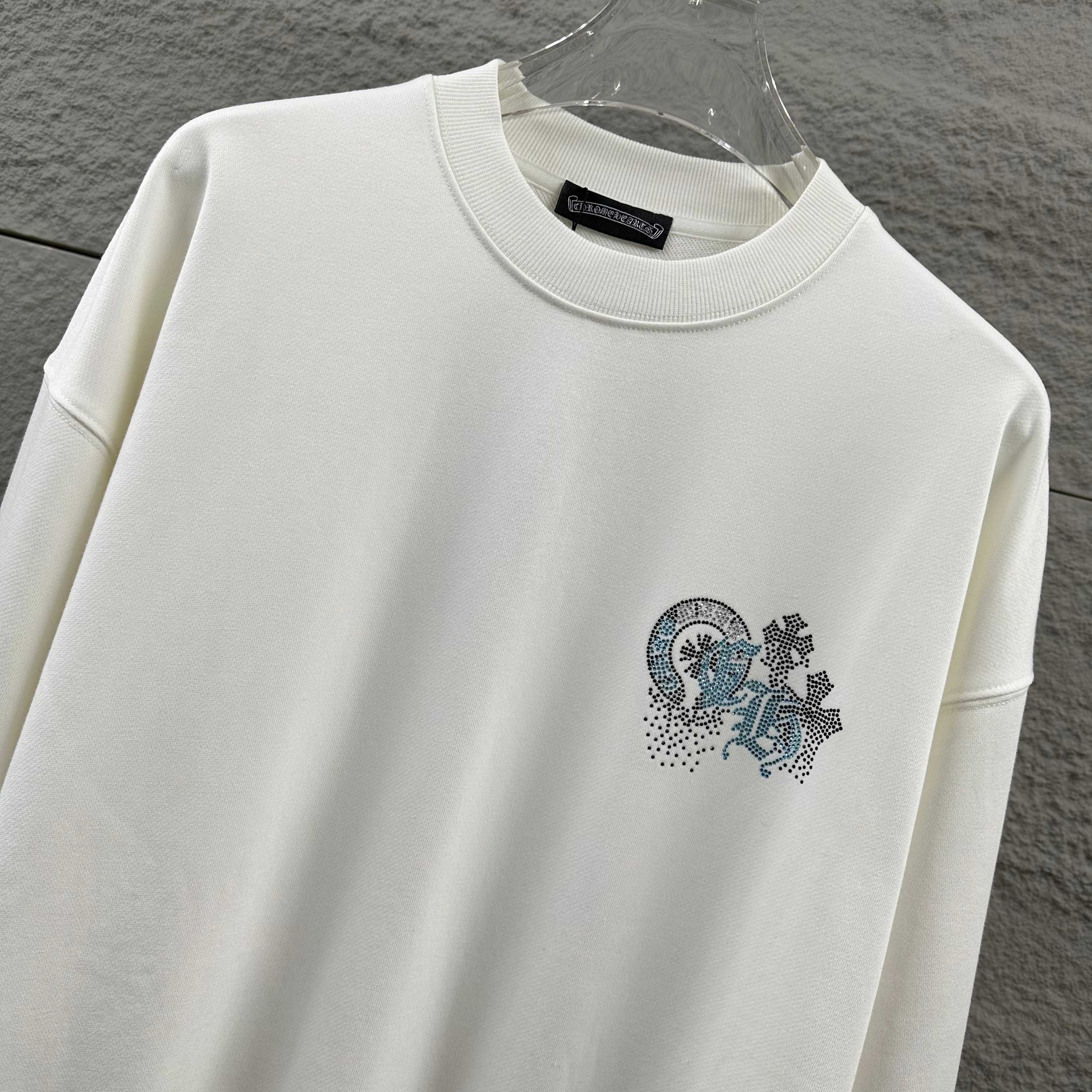 P110

CH*克罗心*2025早秋冬季新款 经典马蹄十字架梵文烫钻工艺 定制毛圈面料 长袖圆领套头卫衣，男女同款
颜色：黑色 白色 
尺码： S  （90-130斤）
          M  （120-150斤）
          L   （140-165斤）
         XL  （160-180斤） 
         XXL （180-210斤）