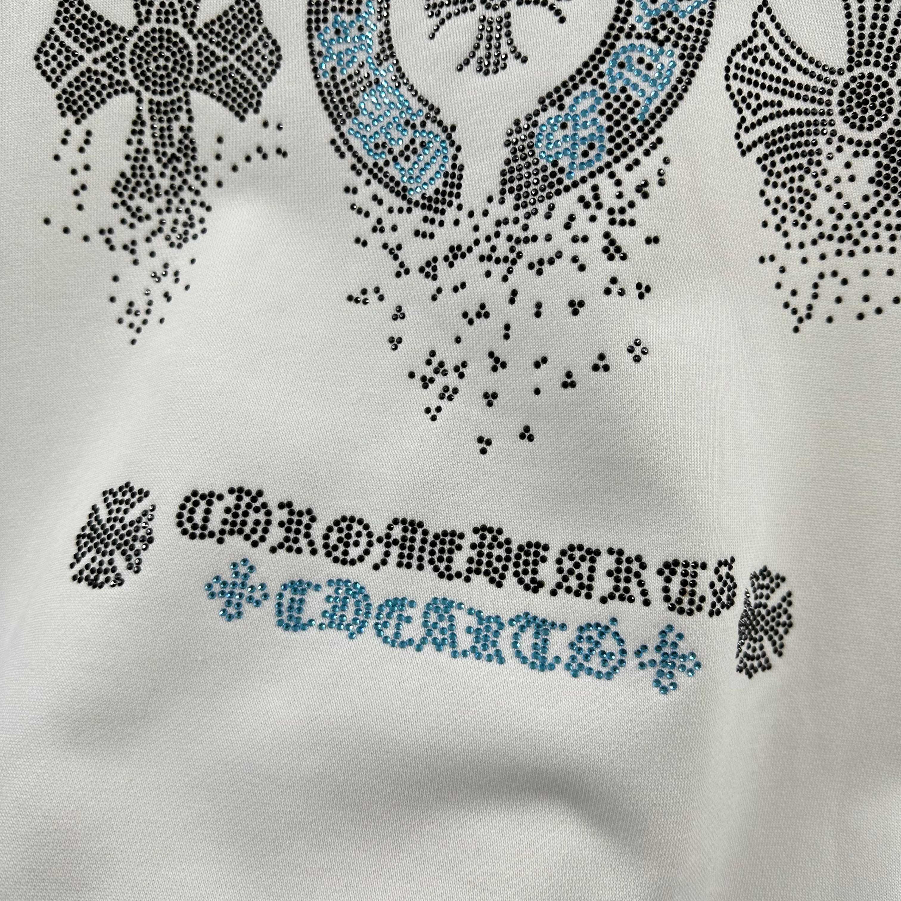 P110

CH*克罗心*2025早秋冬季新款 经典马蹄十字架梵文烫钻工艺 定制毛圈面料 长袖圆领套头卫衣，男女同款
颜色：黑色 白色 
尺码： S  （90-130斤）
          M  （120-150斤）
          L   （140-165斤）
         XL  （160-180斤） 
         XXL （180-210斤）