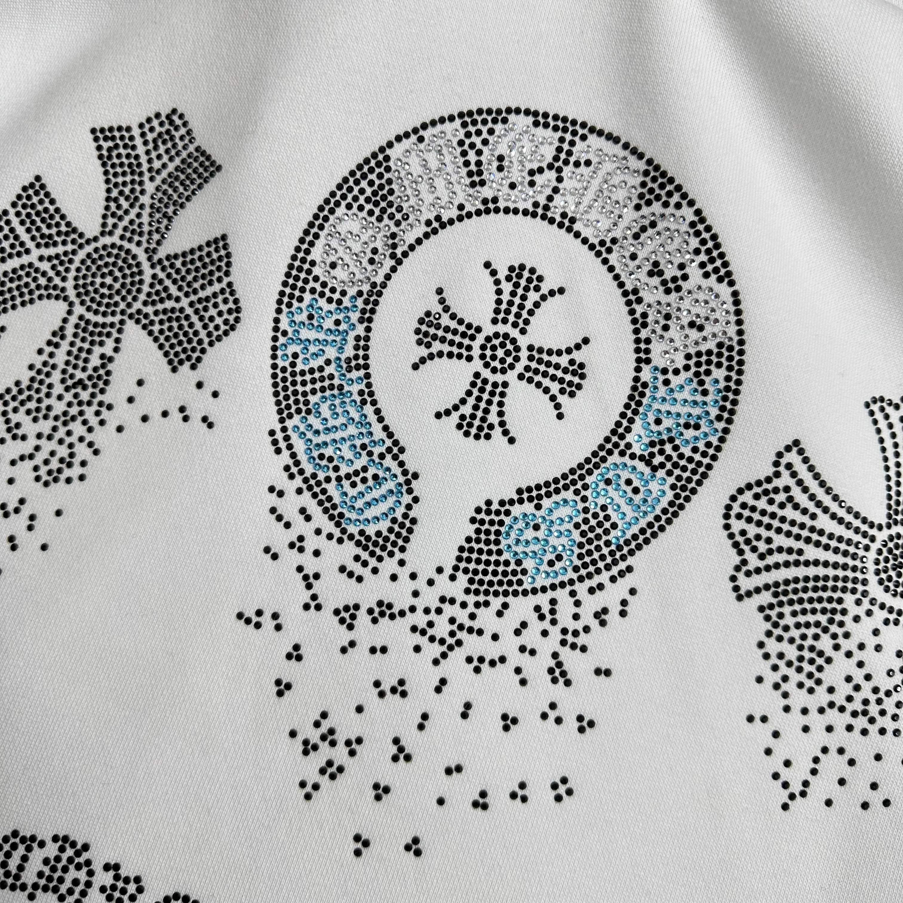 P110

CH*克罗心*2025早秋冬季新款 经典马蹄十字架梵文烫钻工艺 定制毛圈面料 长袖圆领套头卫衣，男女同款
颜色：黑色 白色 
尺码： S  （90-130斤）
          M  （120-150斤）
          L   （140-165斤）
         XL  （160-180斤） 
         XXL （180-210斤）