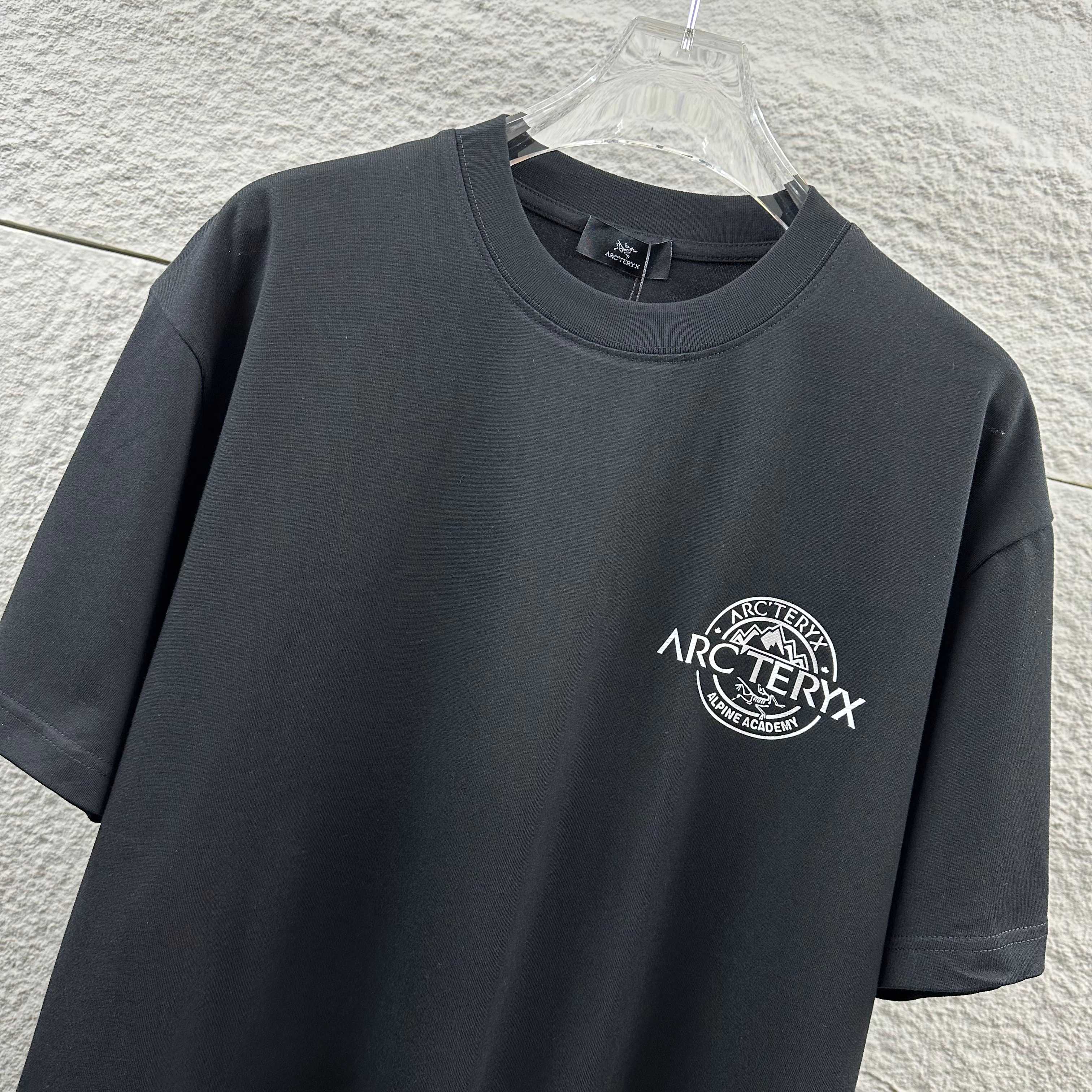 P80

ARC'TERYX*始祖*鸟2025春夏新款 个性经典字母立体厚板硅胶工艺 定制双纱平纹纯棉面料 短袖T恤 男女同款
尺码： S  （90-130斤）
          M  （120-150斤）
          L   （140-165斤）
         XL  （160-180斤） 
         XXL （180-210斤）
颜色：黑色   白色