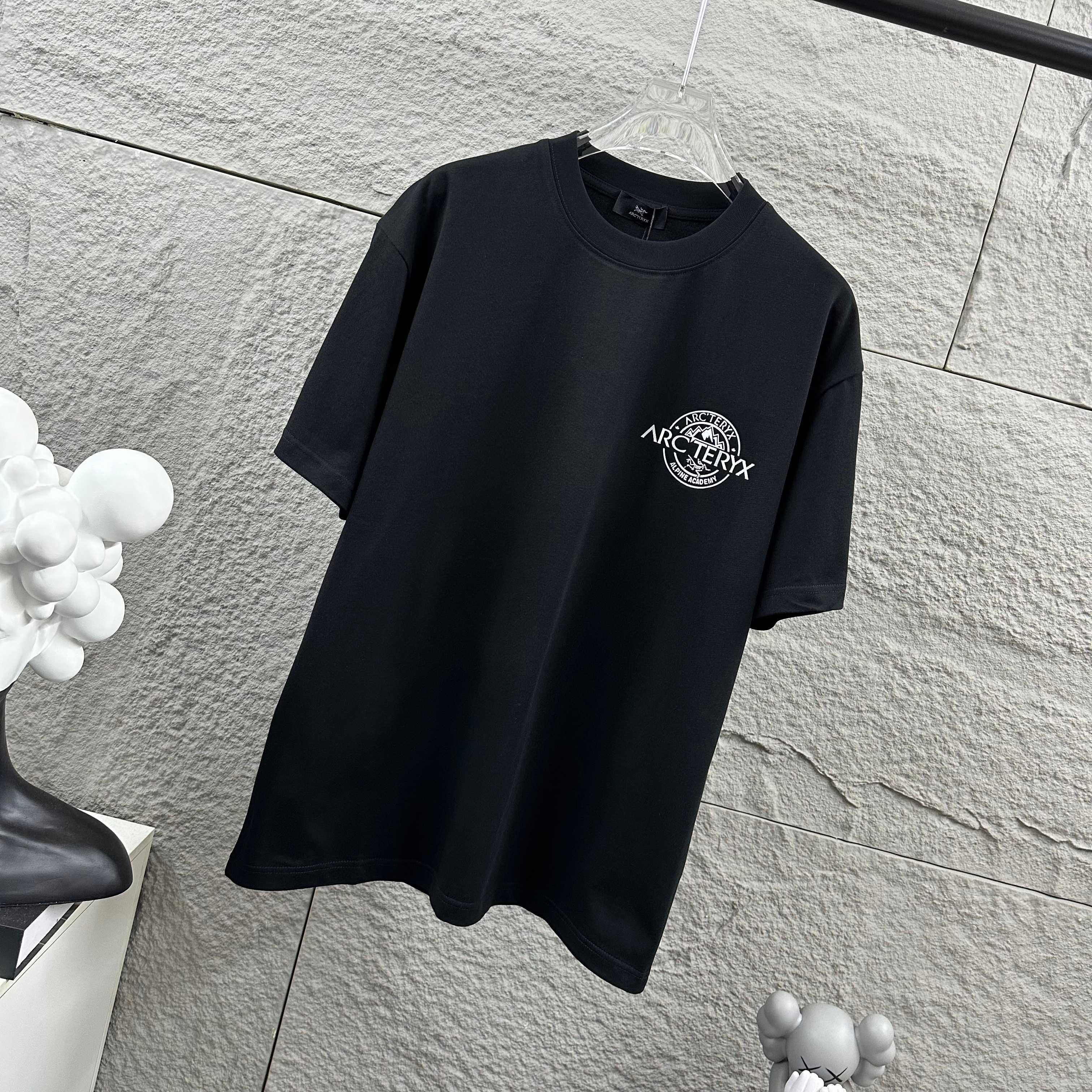 P80

ARC'TERYX*始祖*鸟2025春夏新款 个性经典字母立体厚板硅胶工艺 定制双纱平纹纯棉面料 短袖T恤 男女同款
尺码： S  （90-130斤）
          M  （120-150斤）
          L   （140-165斤）
         XL  （160-180斤） 
         XXL （180-210斤）
颜色：黑色   白色