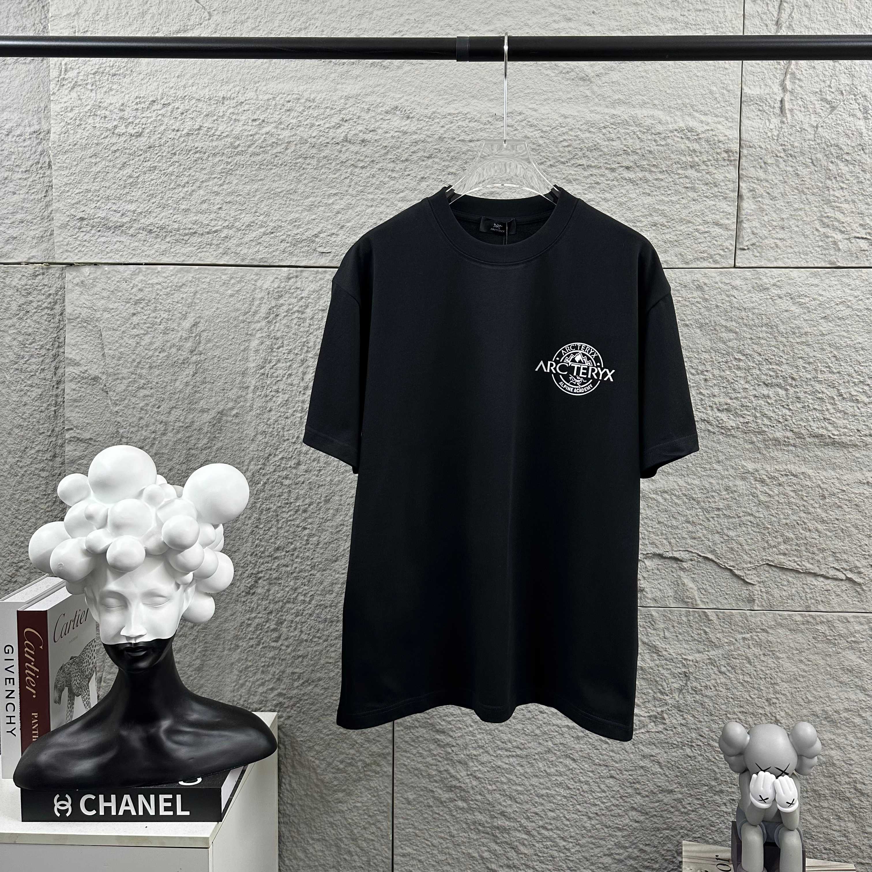 P80

ARC'TERYX*始祖*鸟2025春夏新款 个性经典字母立体厚板硅胶工艺 定制双纱平纹纯棉面料 短袖T恤 男女同款
尺码： S  （90-130斤）
          M  （120-150斤）
          L   （140-165斤）
         XL  （160-180斤） 
         XXL （180-210斤）
颜色：黑色   白色