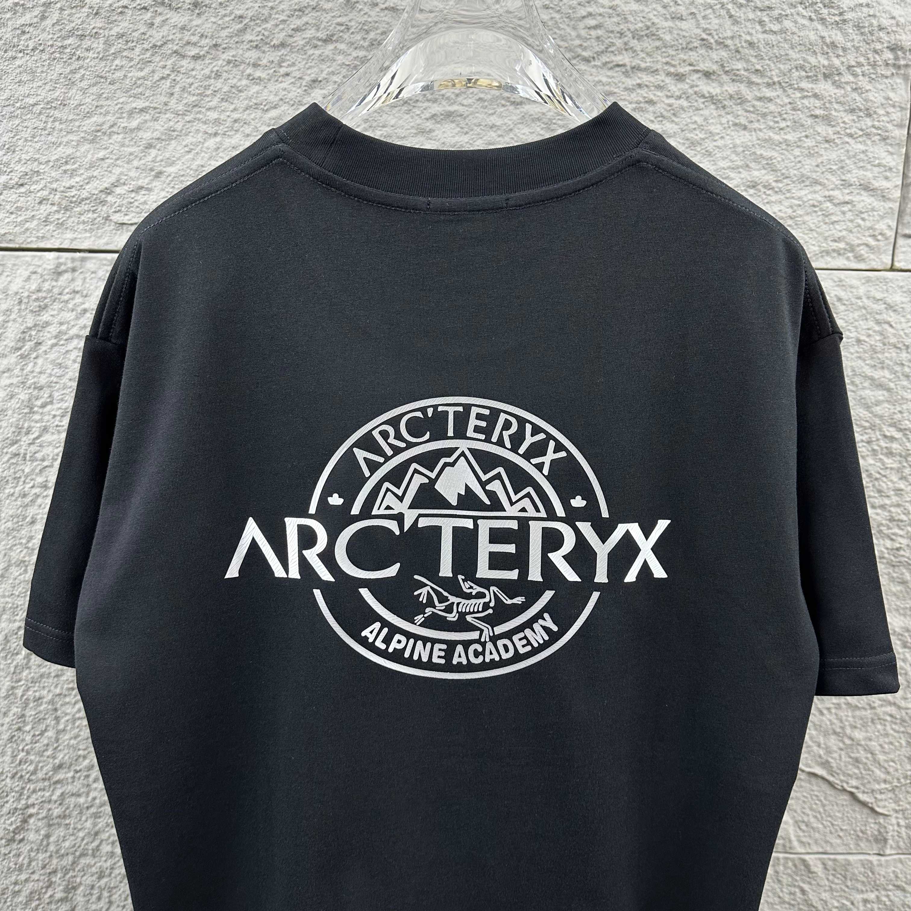 P80

ARC'TERYX*始祖*鸟2025春夏新款 个性经典字母立体厚板硅胶工艺 定制双纱平纹纯棉面料 短袖T恤 男女同款
尺码： S  （90-130斤）
          M  （120-150斤）
          L   （140-165斤）
         XL  （160-180斤） 
         XXL （180-210斤）
颜色：黑色   白色