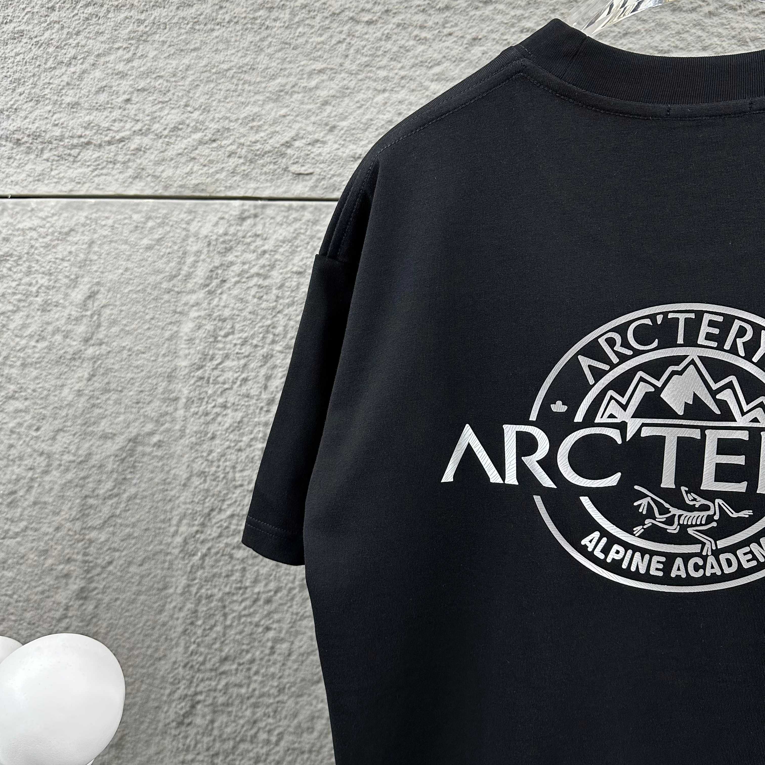 P80

ARC'TERYX*始祖*鸟2025春夏新款 个性经典字母立体厚板硅胶工艺 定制双纱平纹纯棉面料 短袖T恤 男女同款
尺码： S  （90-130斤）
          M  （120-150斤）
          L   （140-165斤）
         XL  （160-180斤） 
         XXL （180-210斤）
颜色：黑色   白色