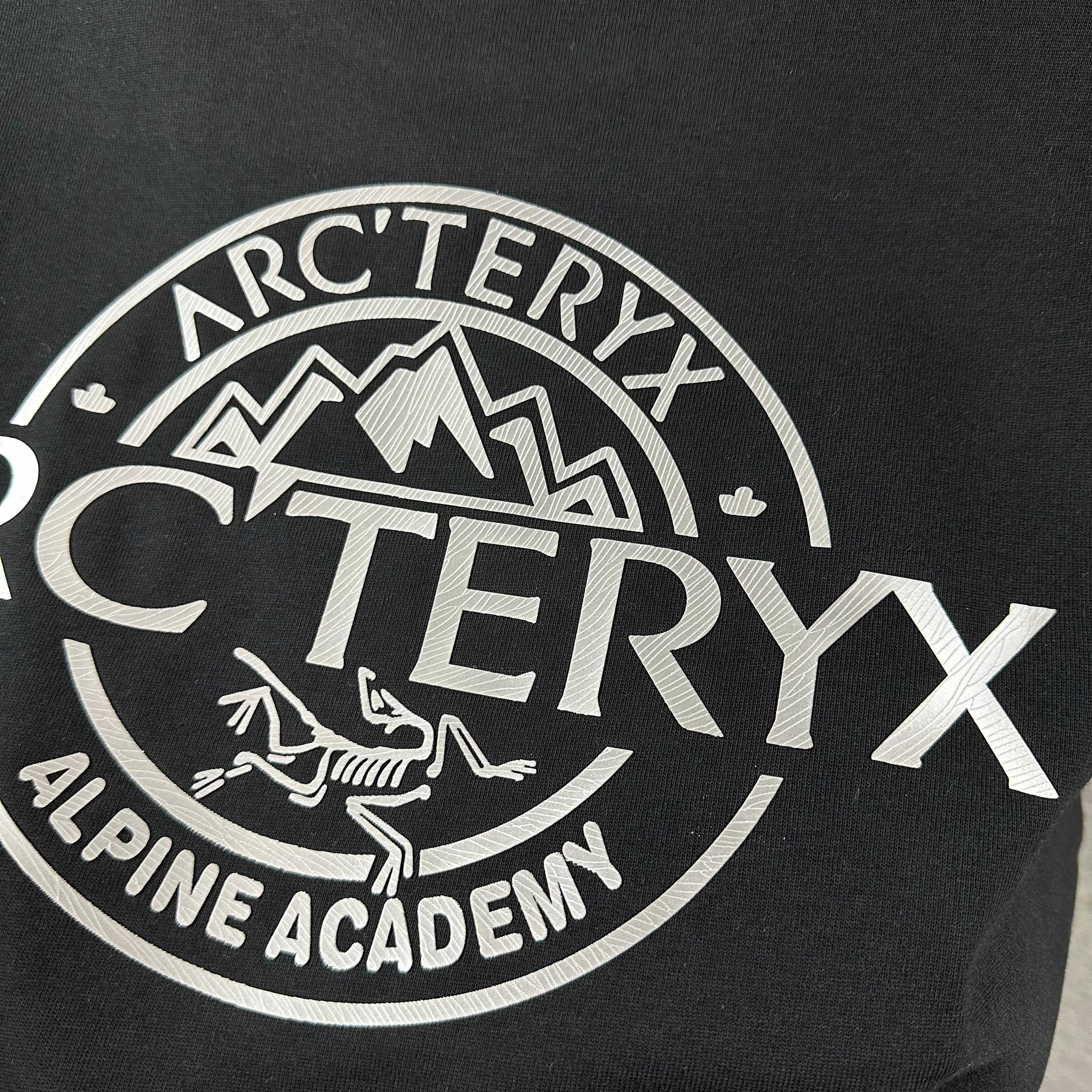 P80

ARC'TERYX*始祖*鸟2025春夏新款 个性经典字母立体厚板硅胶工艺 定制双纱平纹纯棉面料 短袖T恤 男女同款
尺码： S  （90-130斤）
          M  （120-150斤）
          L   （140-165斤）
         XL  （160-180斤） 
         XXL （180-210斤）
颜色：黑色   白色