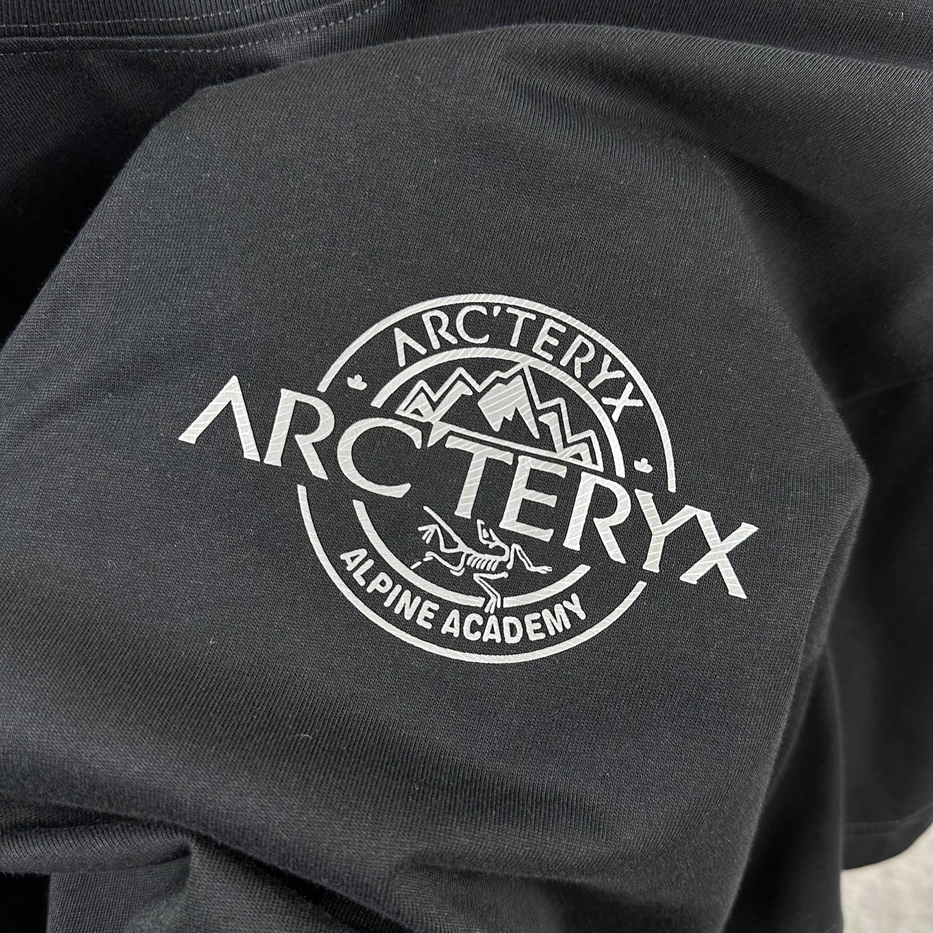 P80

ARC'TERYX*始祖*鸟2025春夏新款 个性经典字母立体厚板硅胶工艺 定制双纱平纹纯棉面料 短袖T恤 男女同款
尺码： S  （90-130斤）
          M  （120-150斤）
          L   （140-165斤）
         XL  （160-180斤） 
         XXL （180-210斤）
颜色：黑色   白色