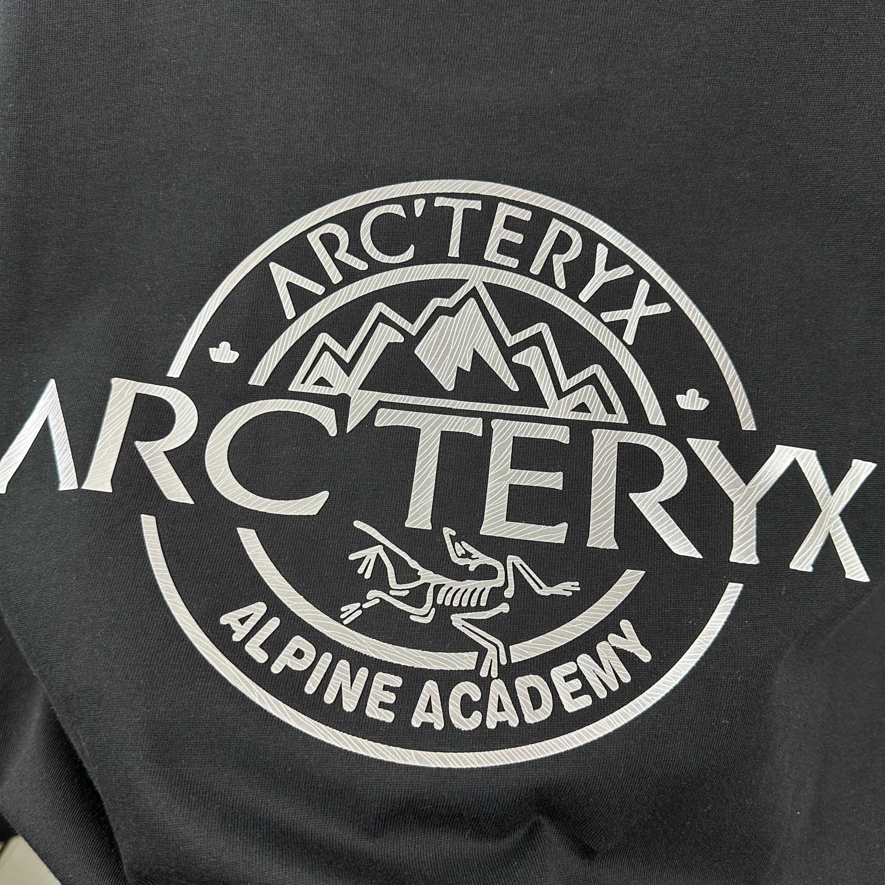P80

ARC'TERYX*始祖*鸟2025春夏新款 个性经典字母立体厚板硅胶工艺 定制双纱平纹纯棉面料 短袖T恤 男女同款
尺码： S  （90-130斤）
          M  （120-150斤）
          L   （140-165斤）
         XL  （160-180斤） 
         XXL （180-210斤）
颜色：黑色   白色